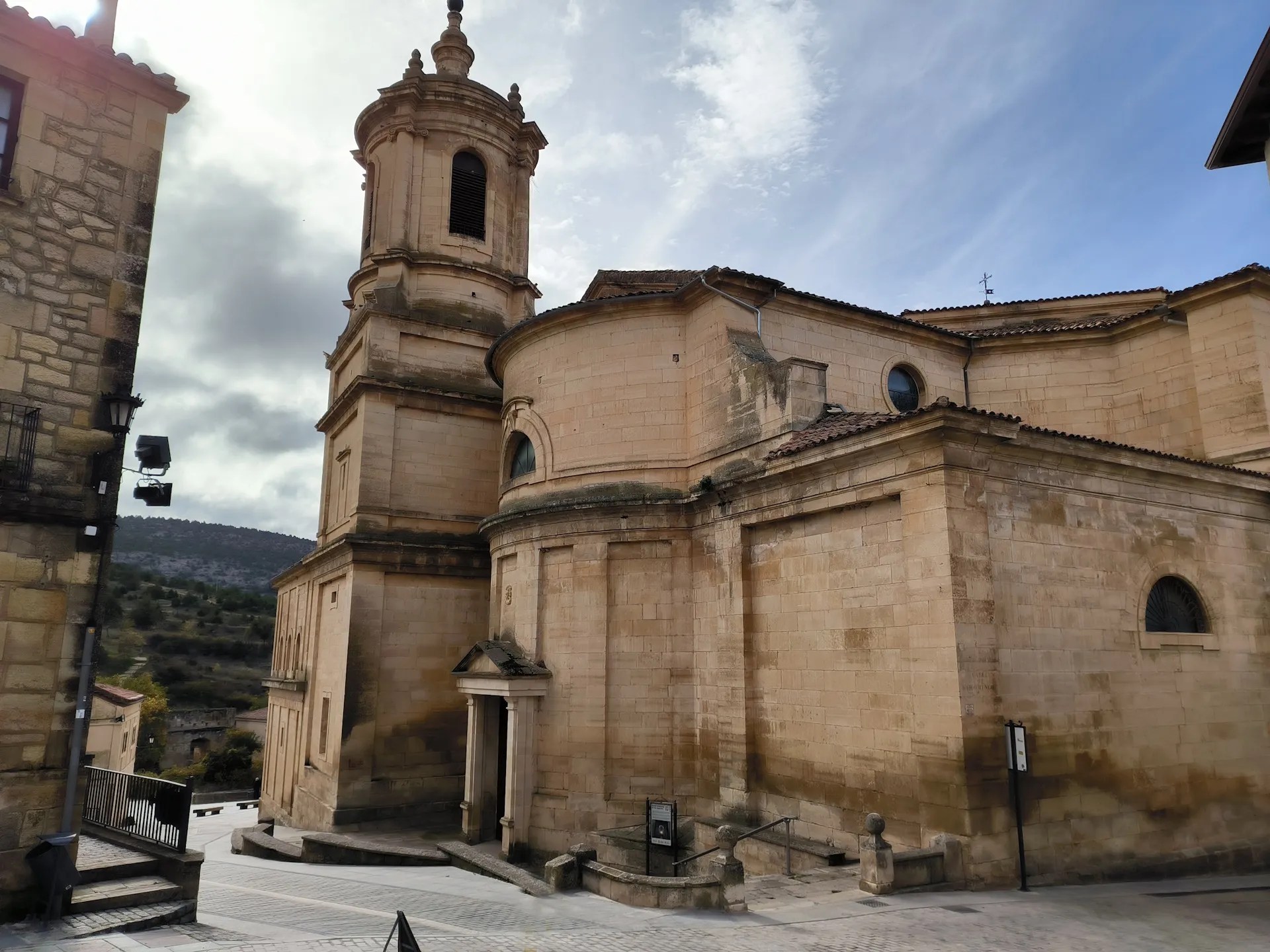 Vista de la entrada a la iglesia de San Sebastián del Monasterio de Santo Domingo de Silos
