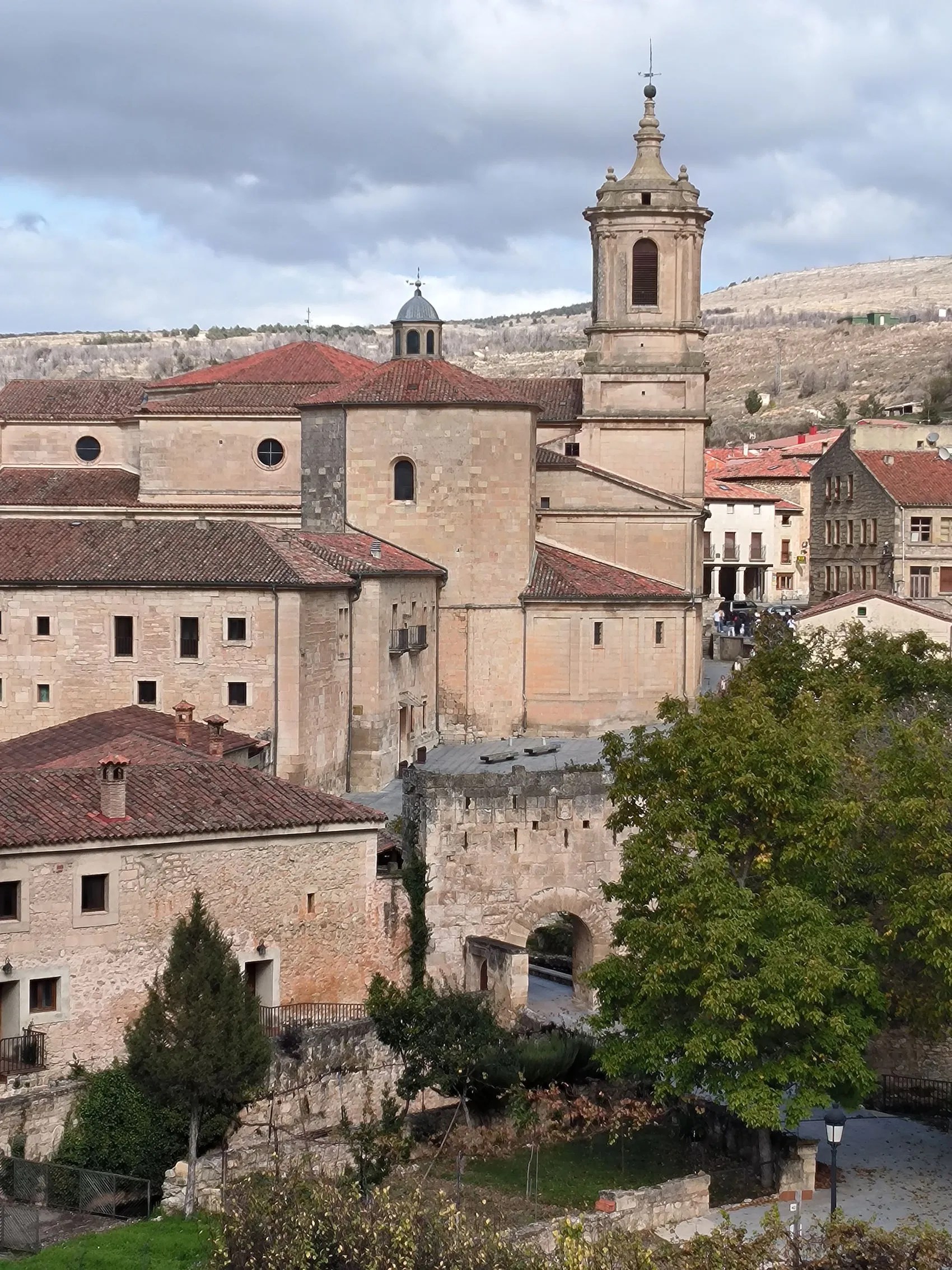 Vista lejana del Monasterio de santo Domingo de Silos