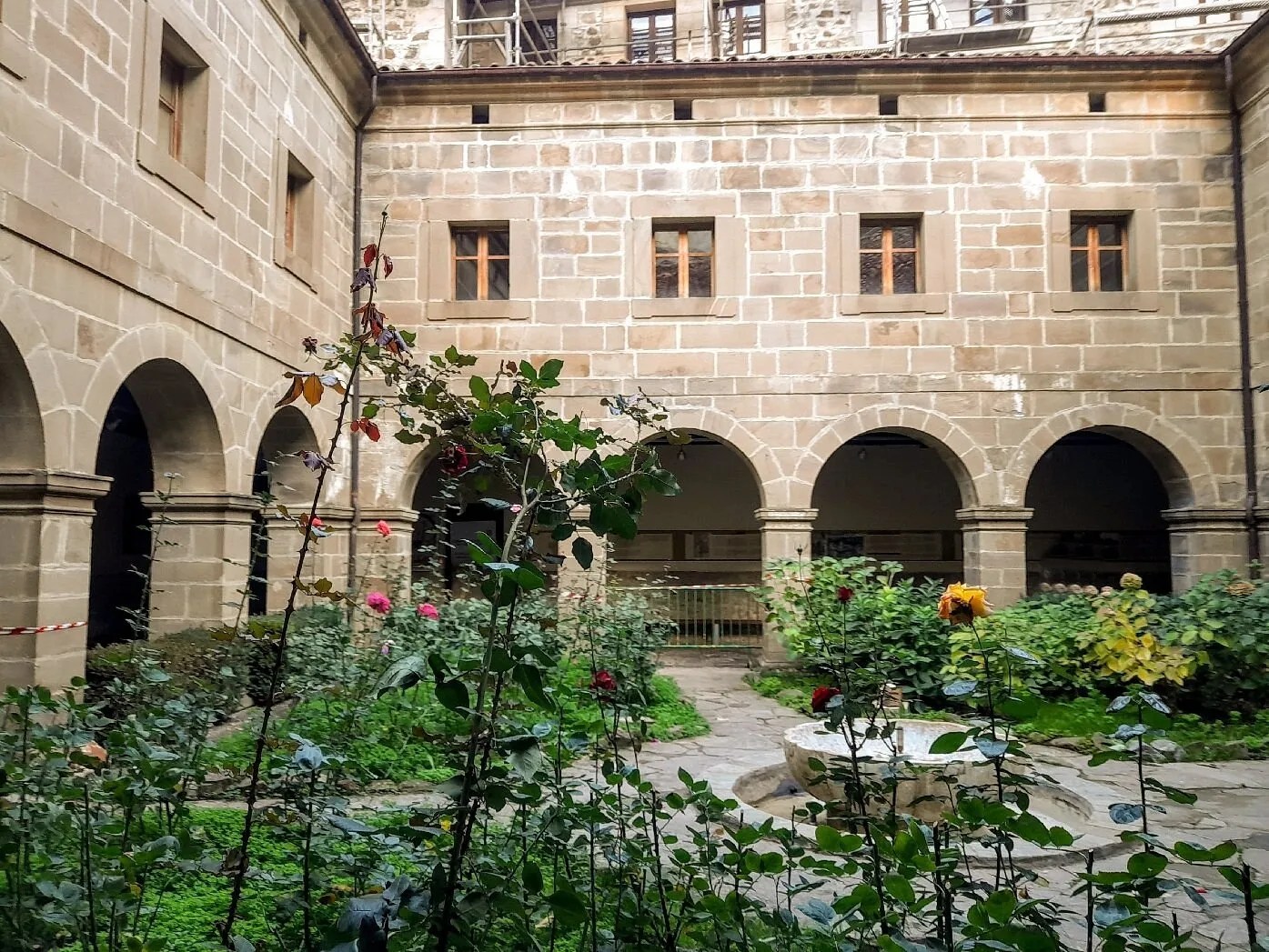Vista del claustro del Monasterio de Santo Toribio de Liébana