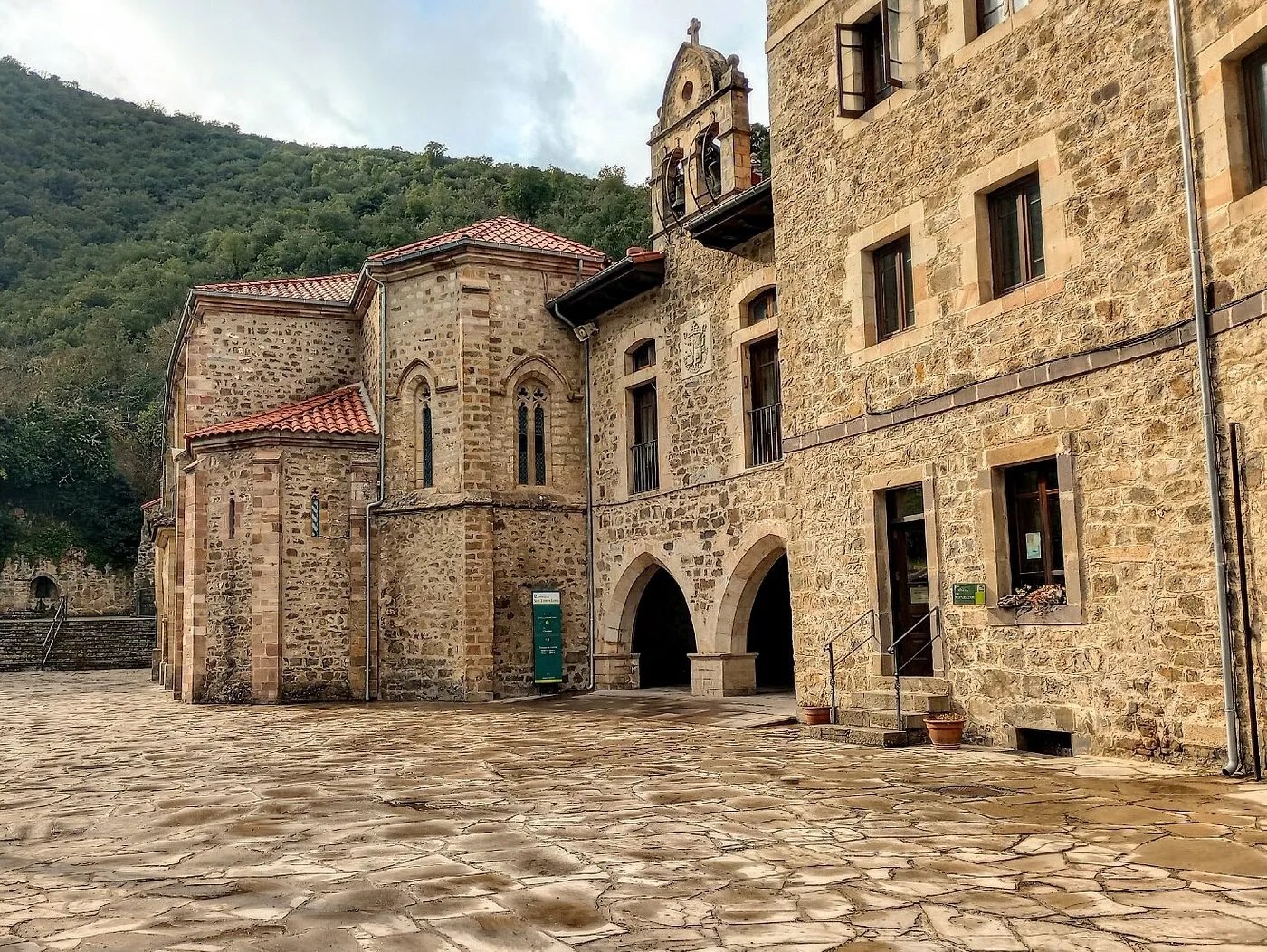 Vista de la entrada a la iglesia del Monasterio de Santo Toribio de Liébana