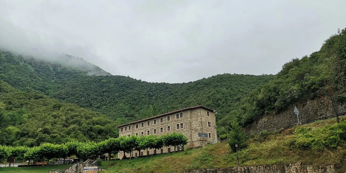Vista desde lejos de la residencia de los monjes del Monasterio de Santo Toribio de Liébana