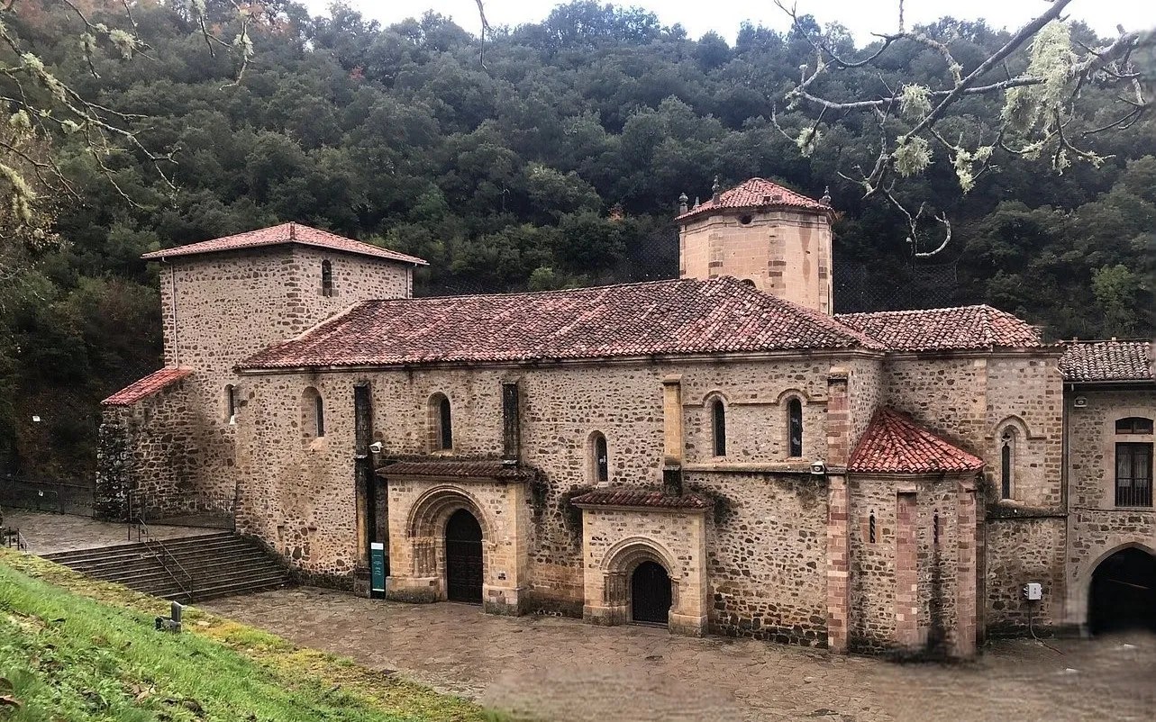 Vista general del monasterio de Santo Toribio de Liébana