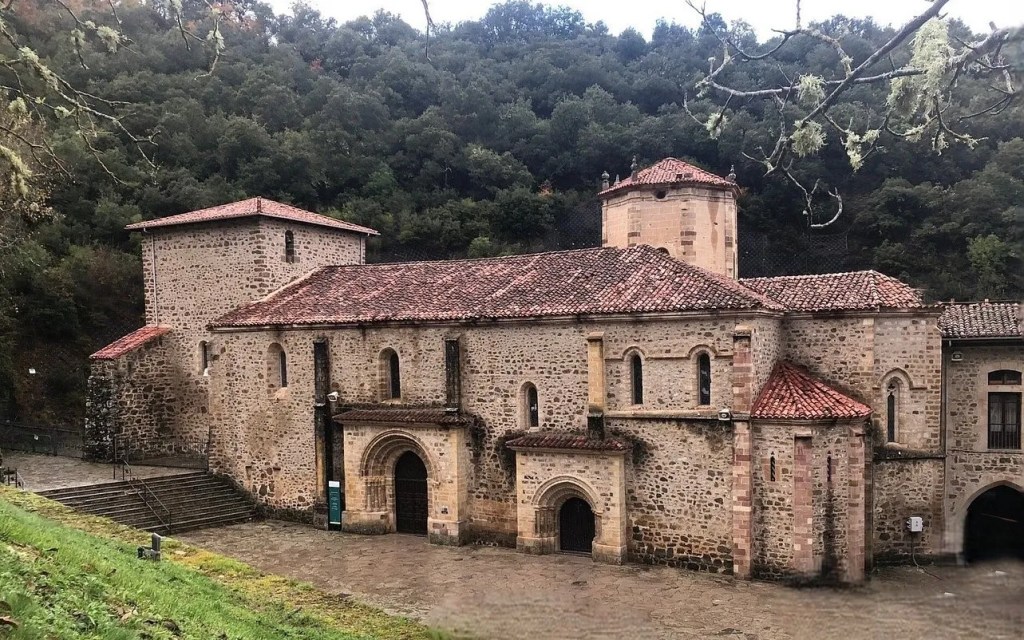 Vista general del monasterio de Santo Toribio de Liébana