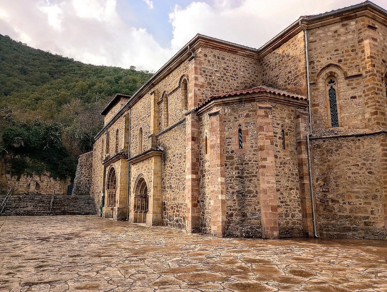Otra vista del Monasterio de Santo Toribio de Liébana