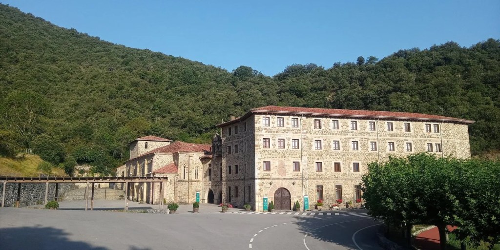 Vista panorámica del recinto del Monasterio de Santo Toribio de Liébana