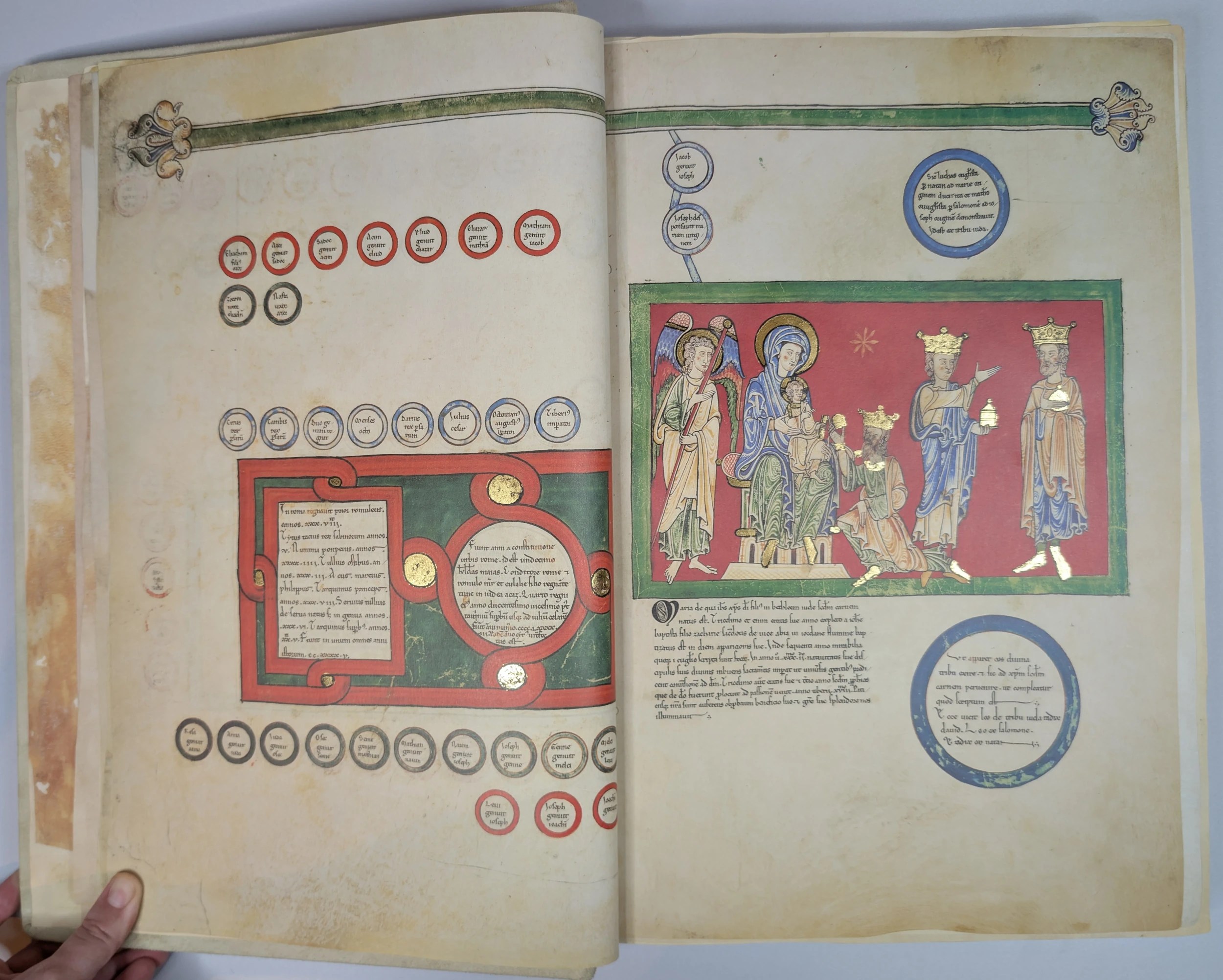 Imagen del facsímil del Beato del Monasterio de San Pedro de Cardeña: "Ascendencia padres de Cristo y Adoración de los Reyes Magos", Editorial Moleiro