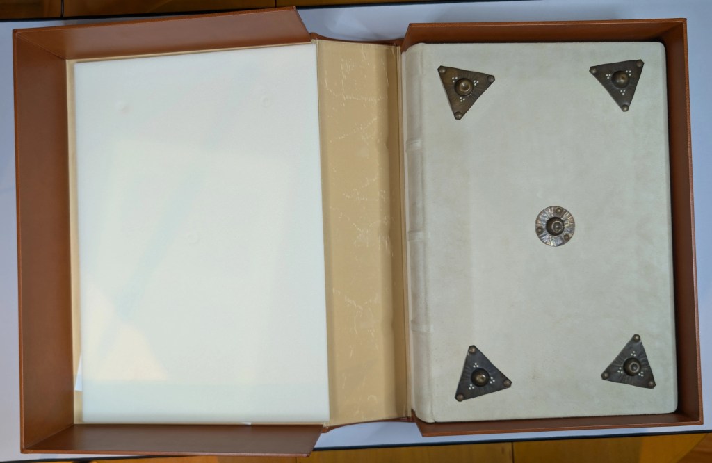 Caja con el facsímil del Beato del Monasterio de San Pedro de Cardeña, Editorial Moleiro