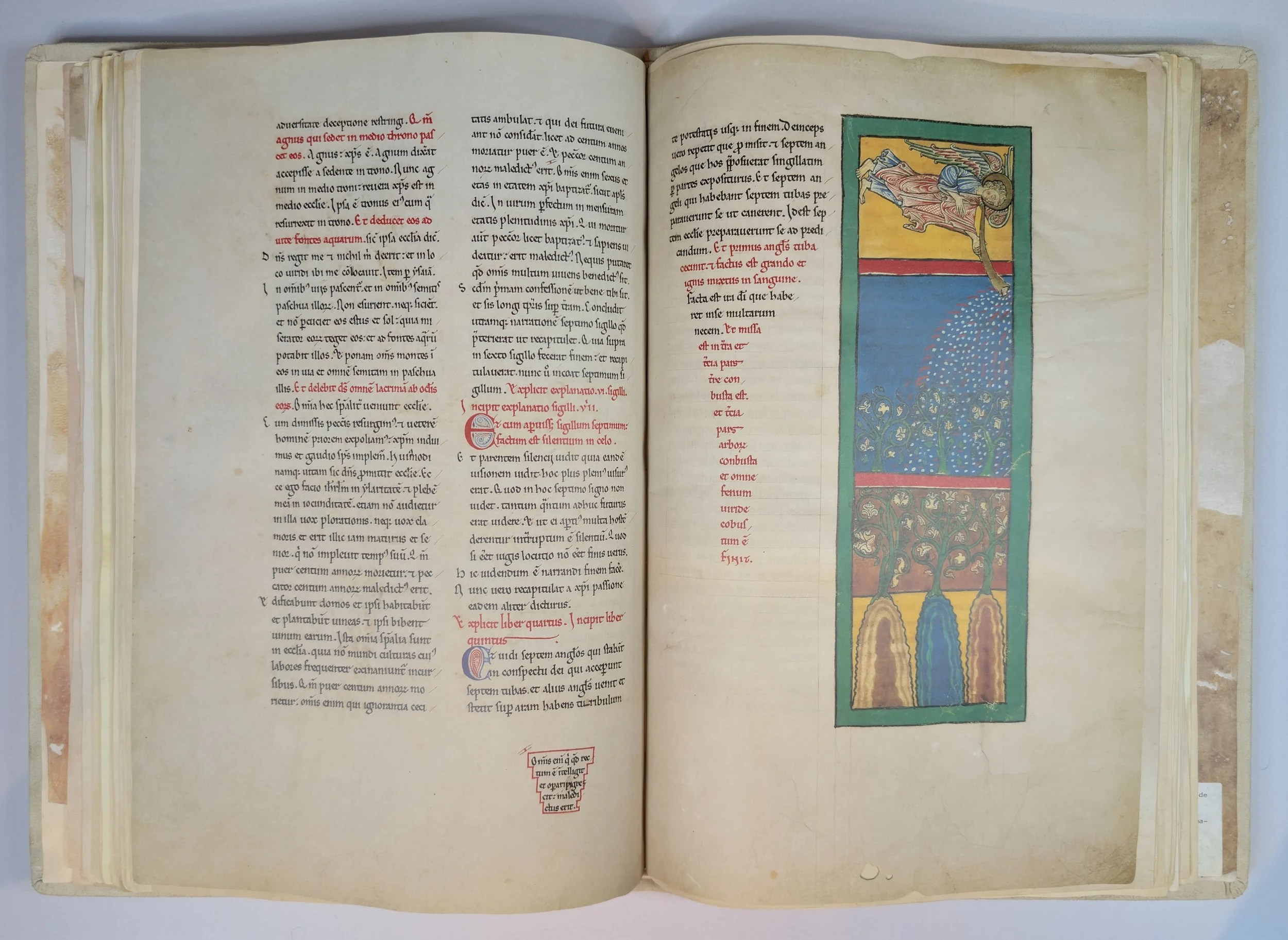 Imagen del facsímil del Beato del Monasterio de San Pedro de Cardeña: "El Ángel de la Primera Trompeta", Editorial Moleiro