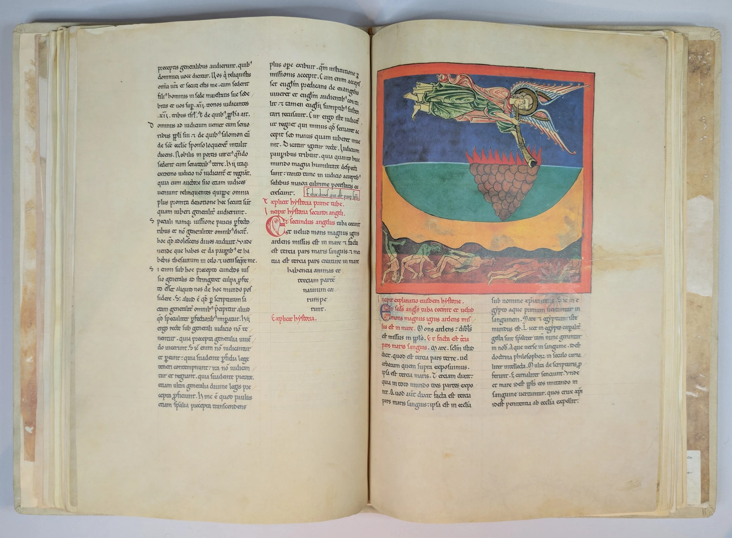 Imagen del facsímil del Beato del Monasterio de San Pedro de Cardeña: "El Ángel de la Segunda Trompeta, el monte en llamas arrojado al mar", Editorial Moleiro