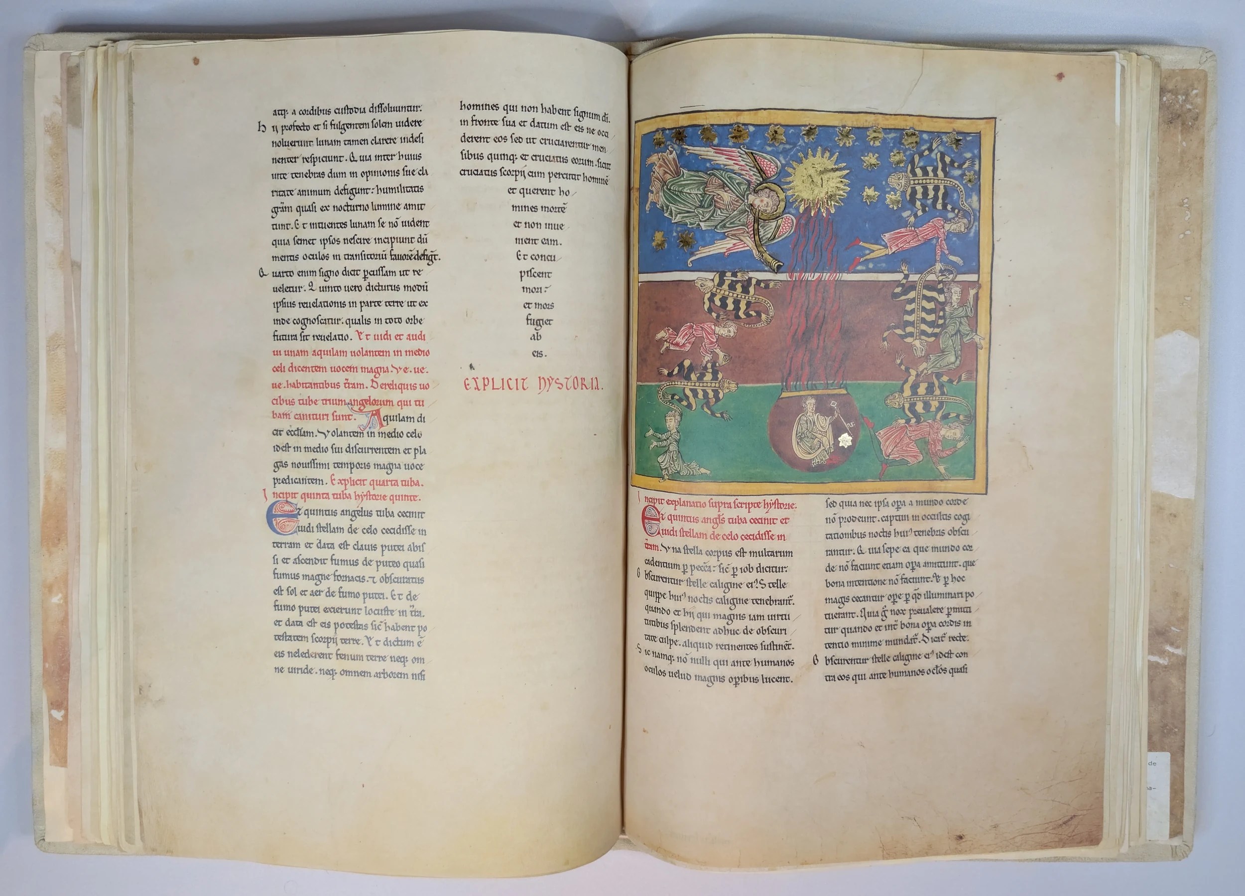 Imagen del facsímil del Beato del Monasterio de San Pedro de Cardeña: "El Ángel de la Quinta Trompeta", Editorial Moleiro