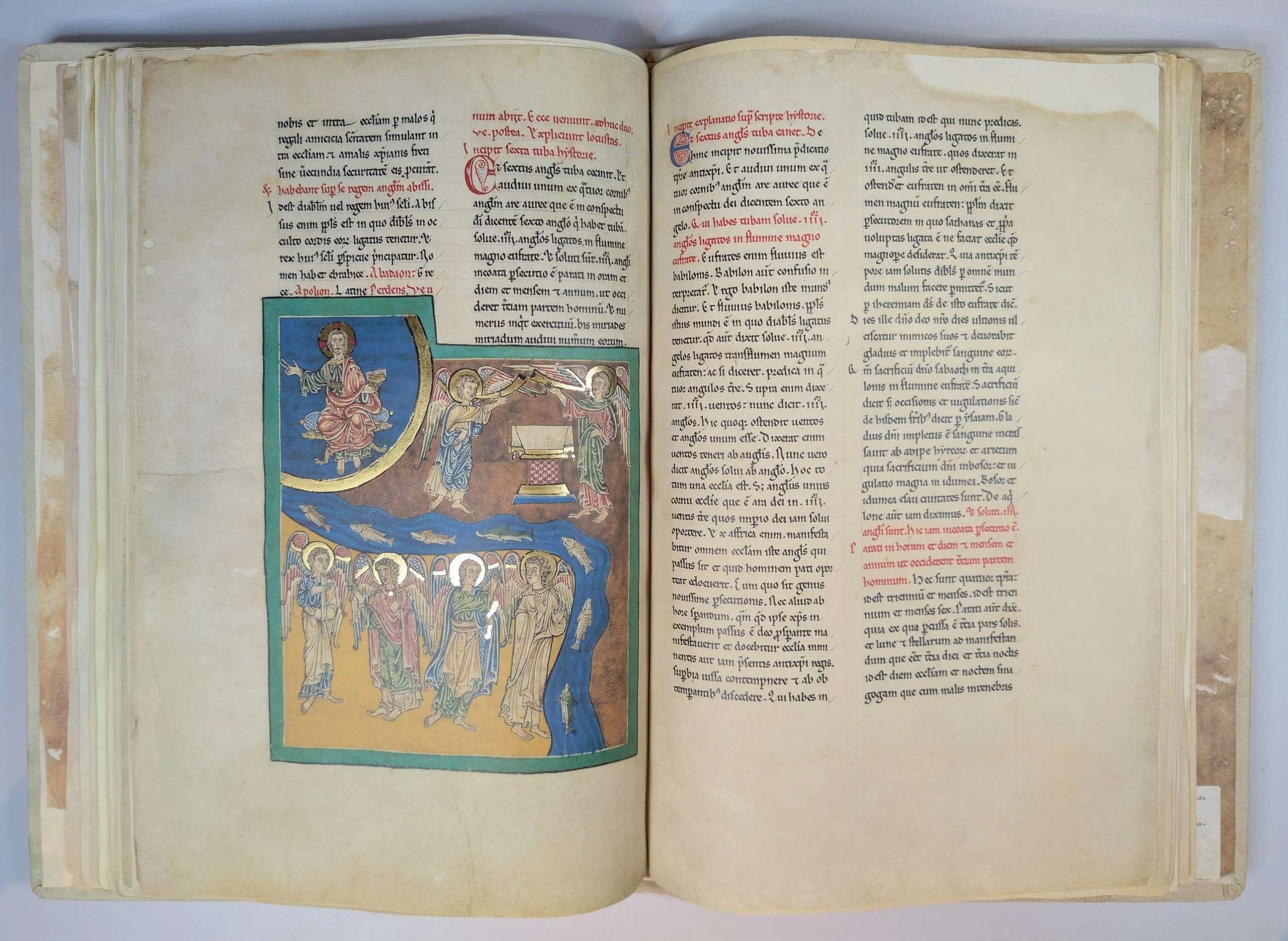 Imagen del facsímil del Beato del Monasterio de San Pedro de Cardeña: "El Ángel de la Sexta Trompeta, los ángeles del rio Éufrates", Editorial Moleiro