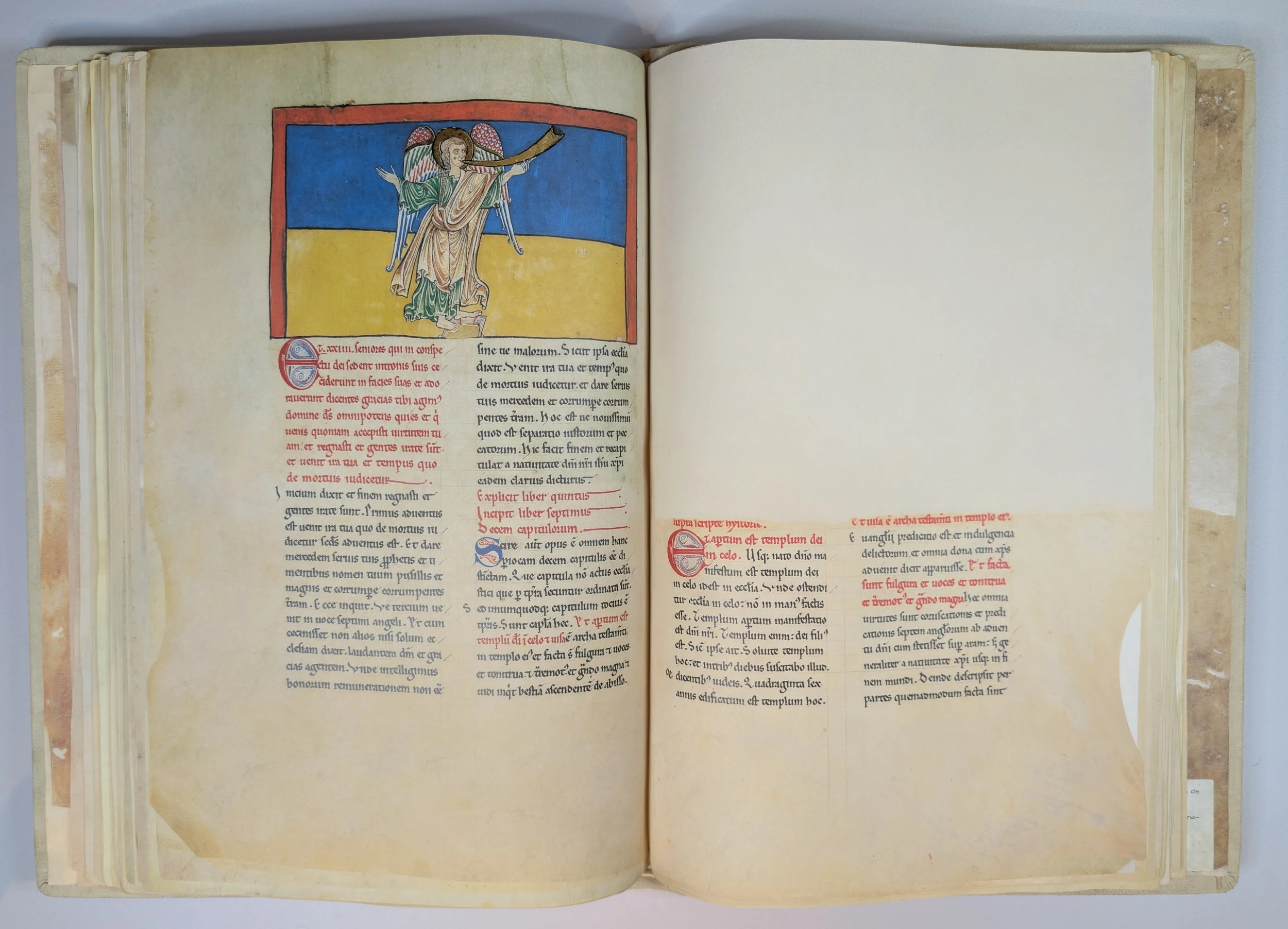 Imagen del facsímil del Beato del Monasterio de San Pedro de Cardeña: "El Ángel de la Séptima Trompeta", Editorial Moleiro