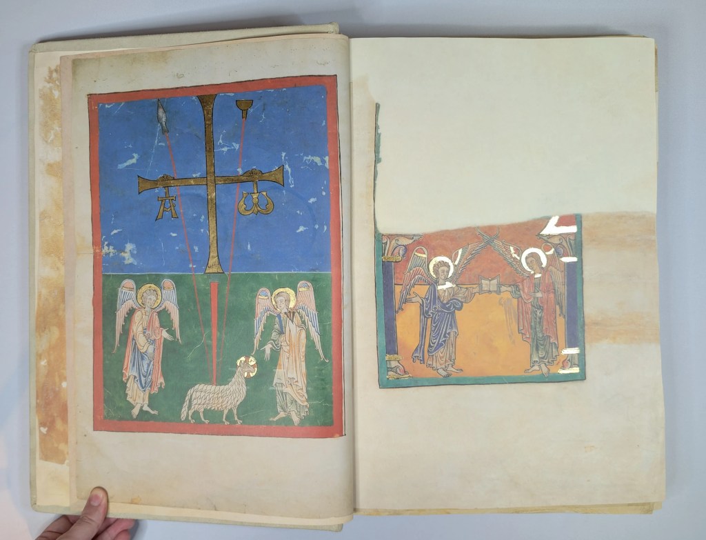 Imagen del facsímil del Beato del Monasterio de San Pedro de Cardeña: "La Cruz de Oviedo" y "Los Ángeles con el Evangelio de Mateo", Editorial Moleiro