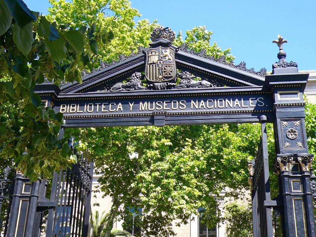 Arco de entrada a la Biblioteca Nacional de España