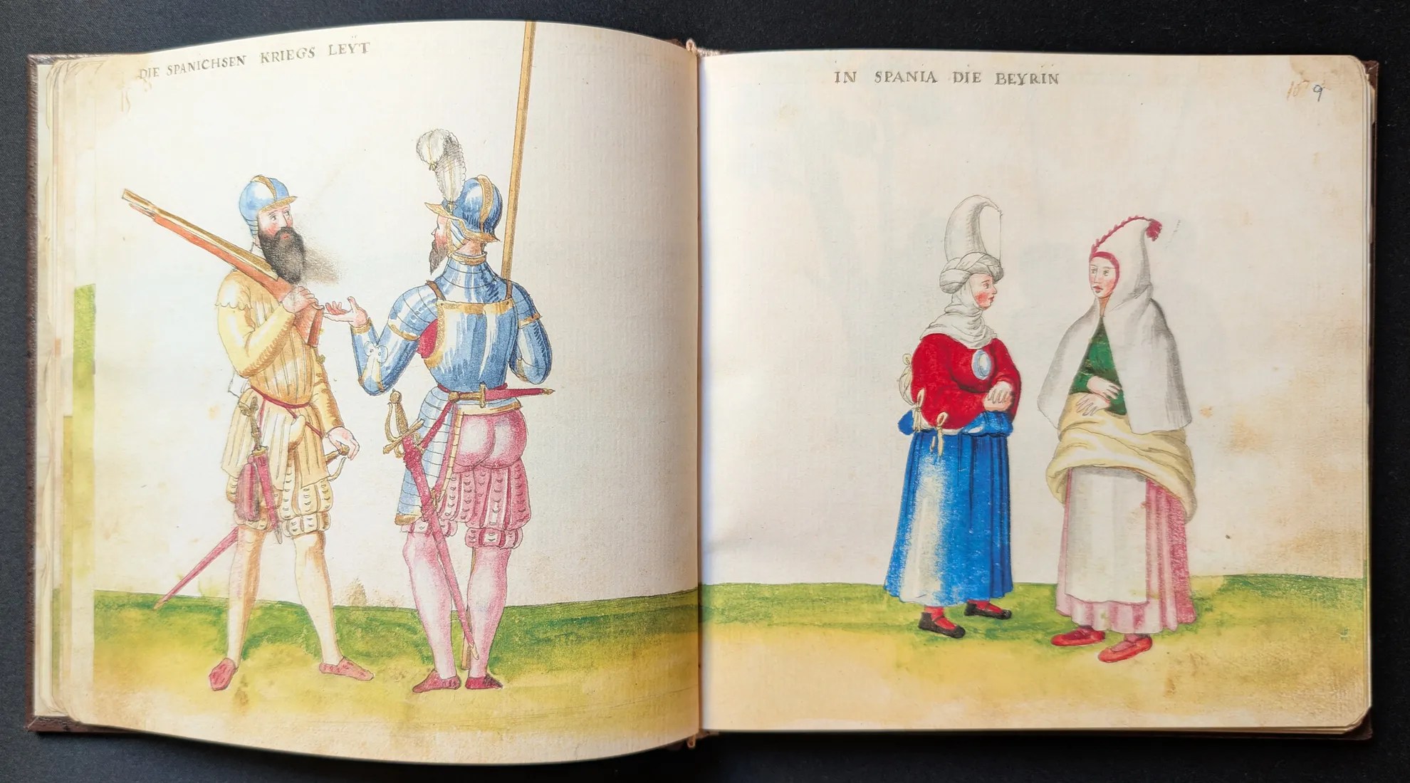 Imagen del facsímil del Códice de Trajes: Folios 8v-9r, Oficiales del ejercito y mujeres con prendas moriscas, Editorial PIAF