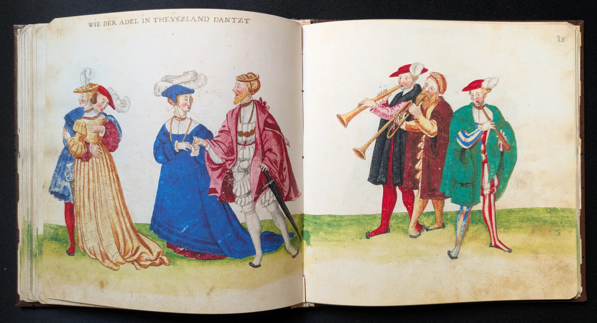 Imagen del facsímil del Códice de Trajes: Folios 37v-38r, Parejas de nobles bailando y músicos alemanes, Editorial PIAF
