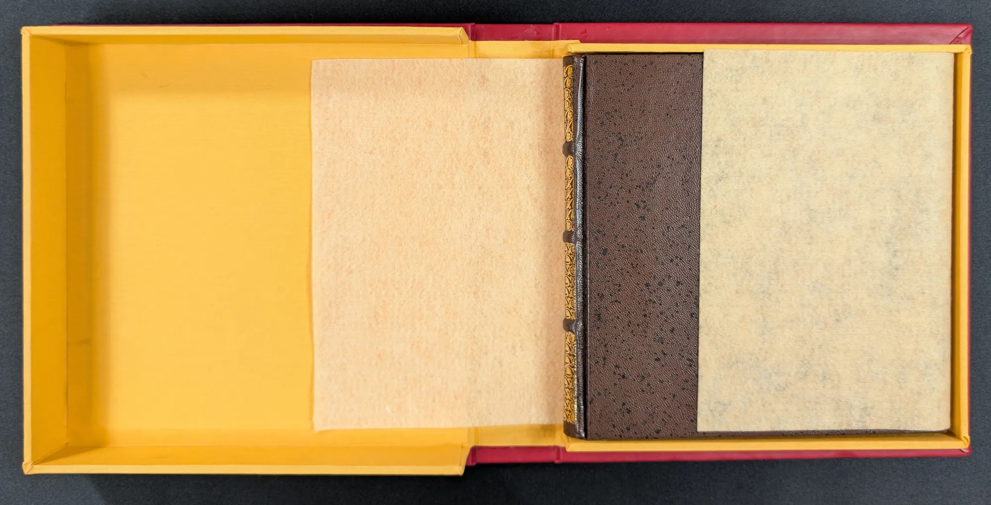 Caja del facsímil del Códice de Trajes, Editorial PIAF