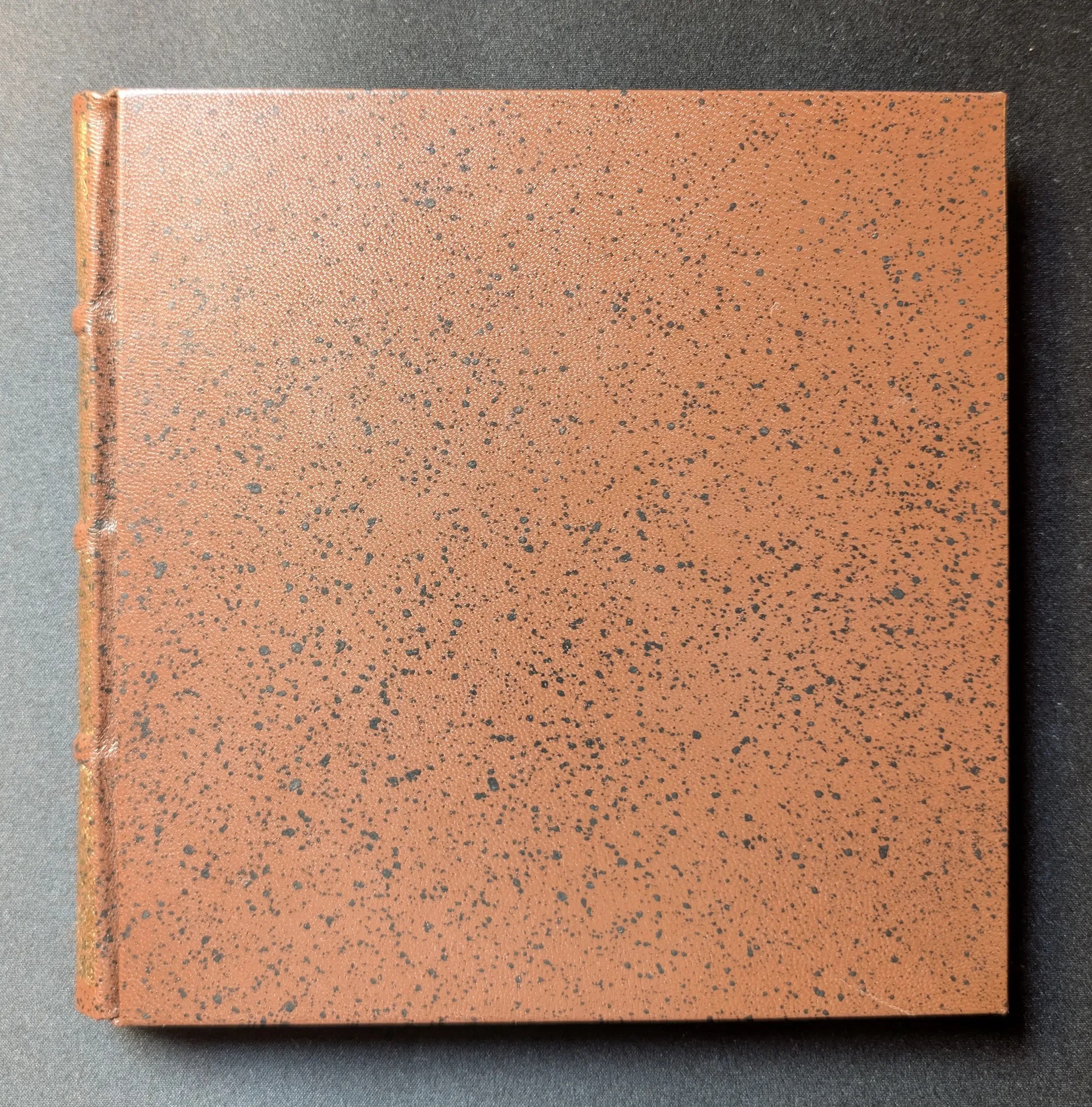 Cubierta del facsímil del Códice de Trajes, Editorial PIAF