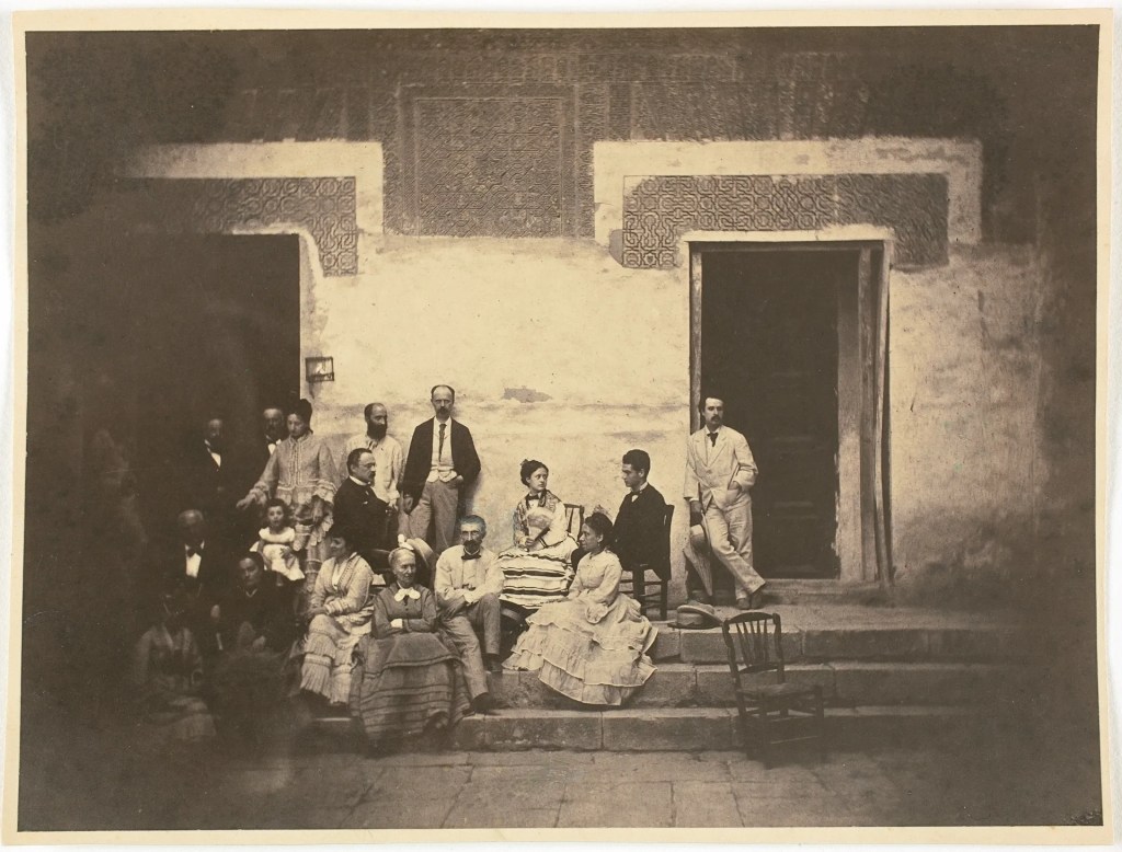 La familia Madrazo en el patio del Cuarto Dorado de La Alhambra de Granada Fotógrafo: Charles Mauzaisse Copyright: ©Museo Nacional del Prado