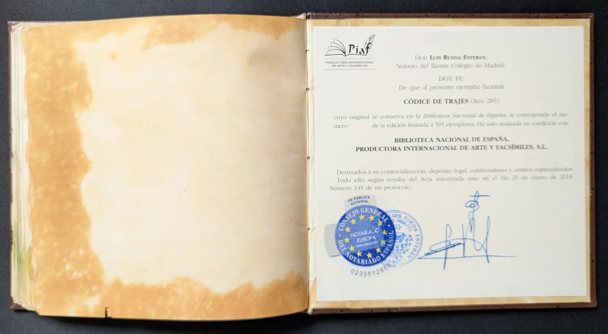 Imagen del facsímil del Códice de Trajes: Certificado Notarial, Editorial PIAF