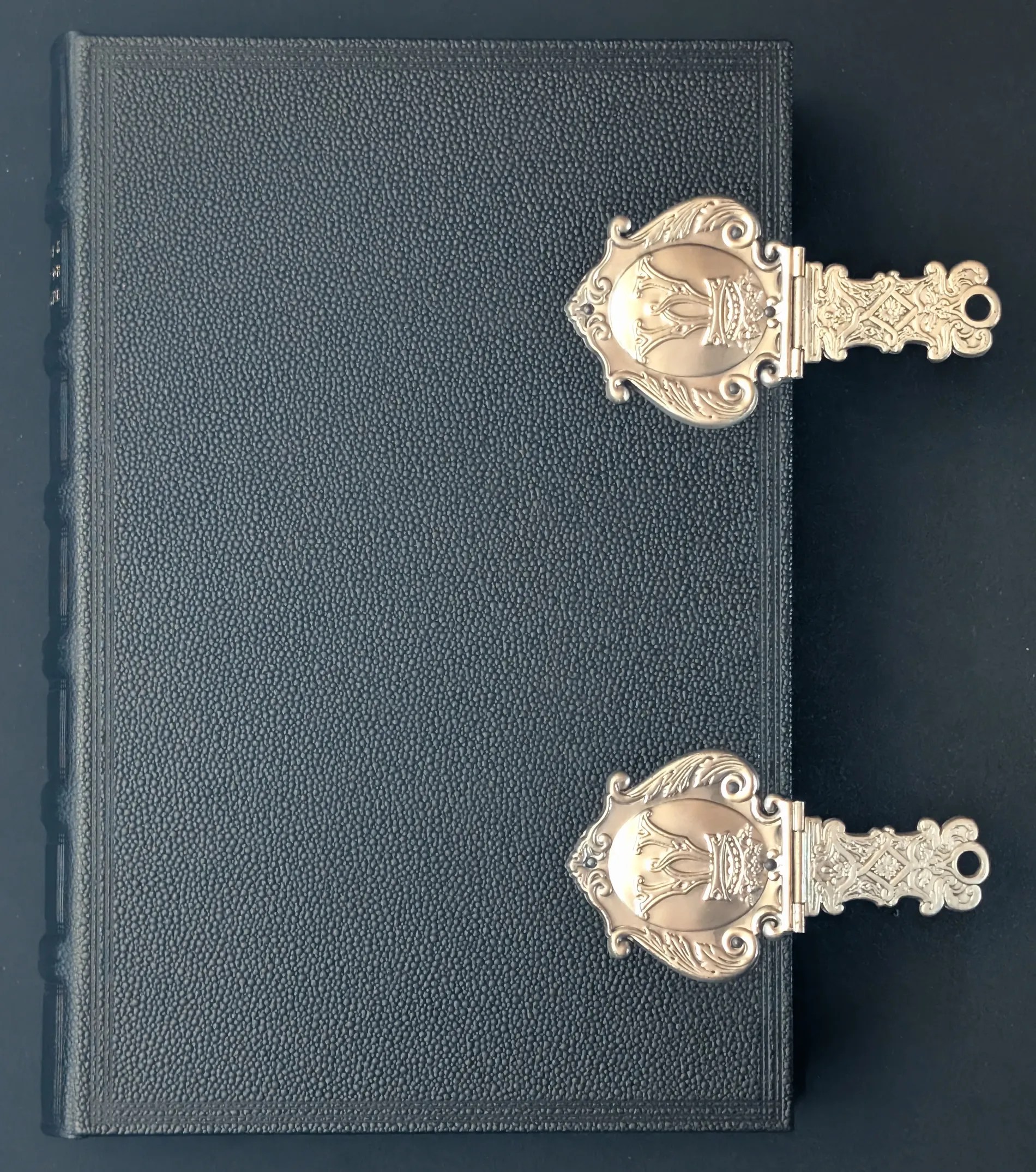 Cubierta con los broches abiertos del facsímil de las Grandes Horas de Ana de Bretaña