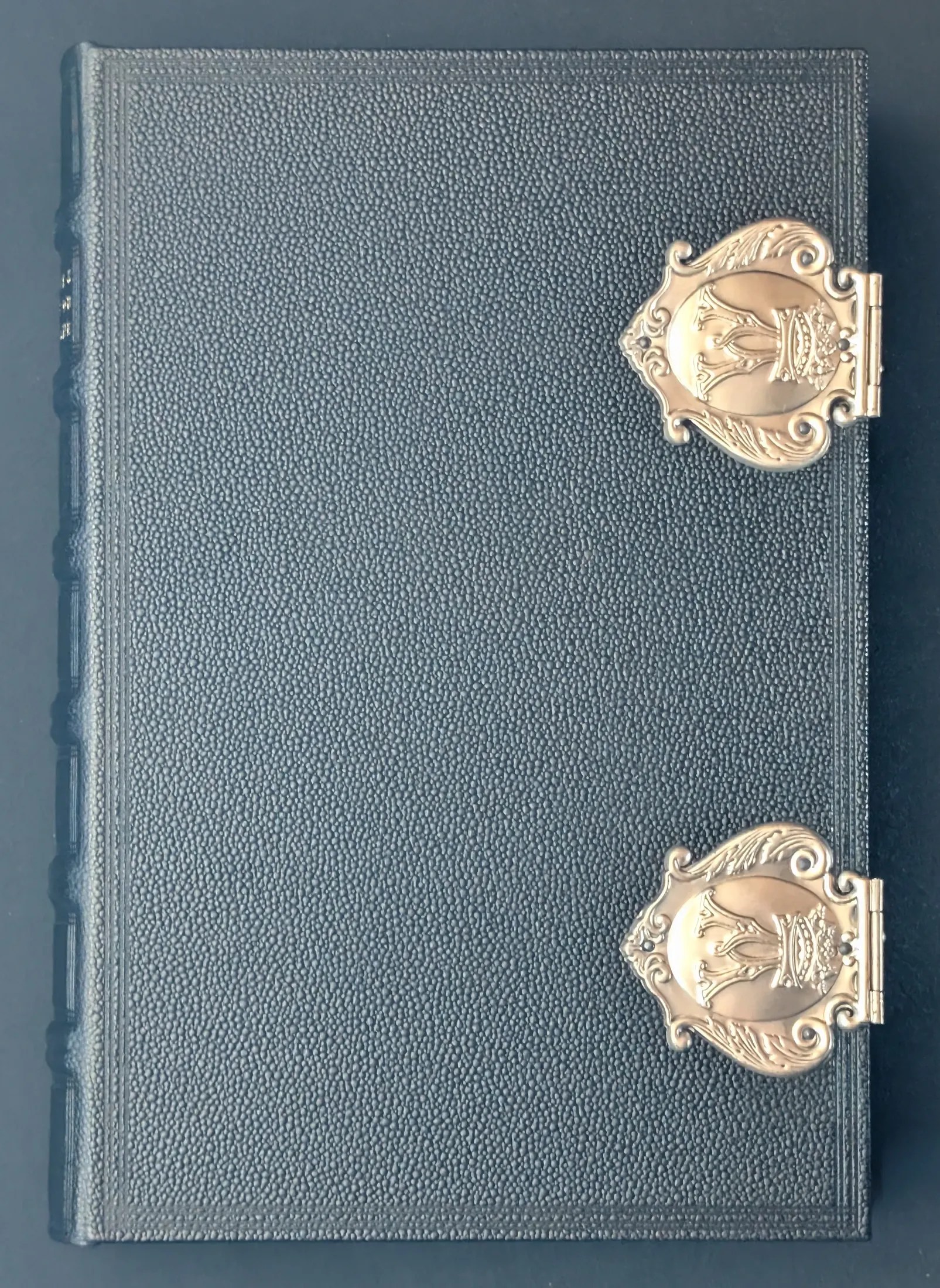 Cubierta con los broches cerrados del facsímil de las Grandes Horas de Ana de Bretaña