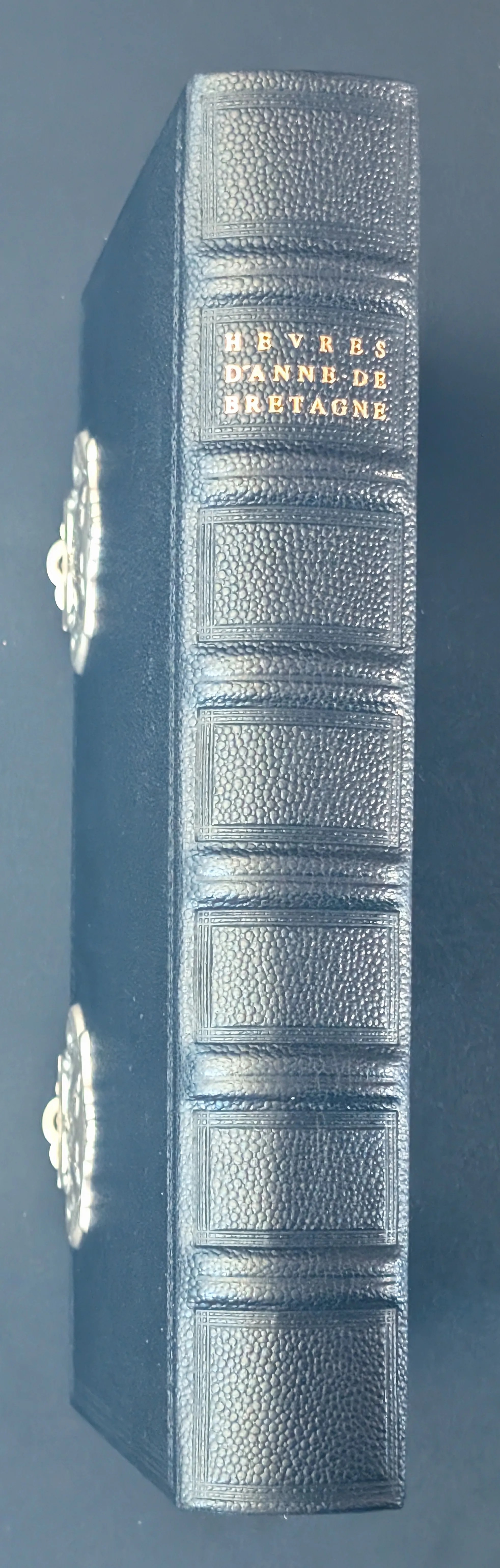 Lomo del facsímil de las Grandes Horas de Ana de Bretaña