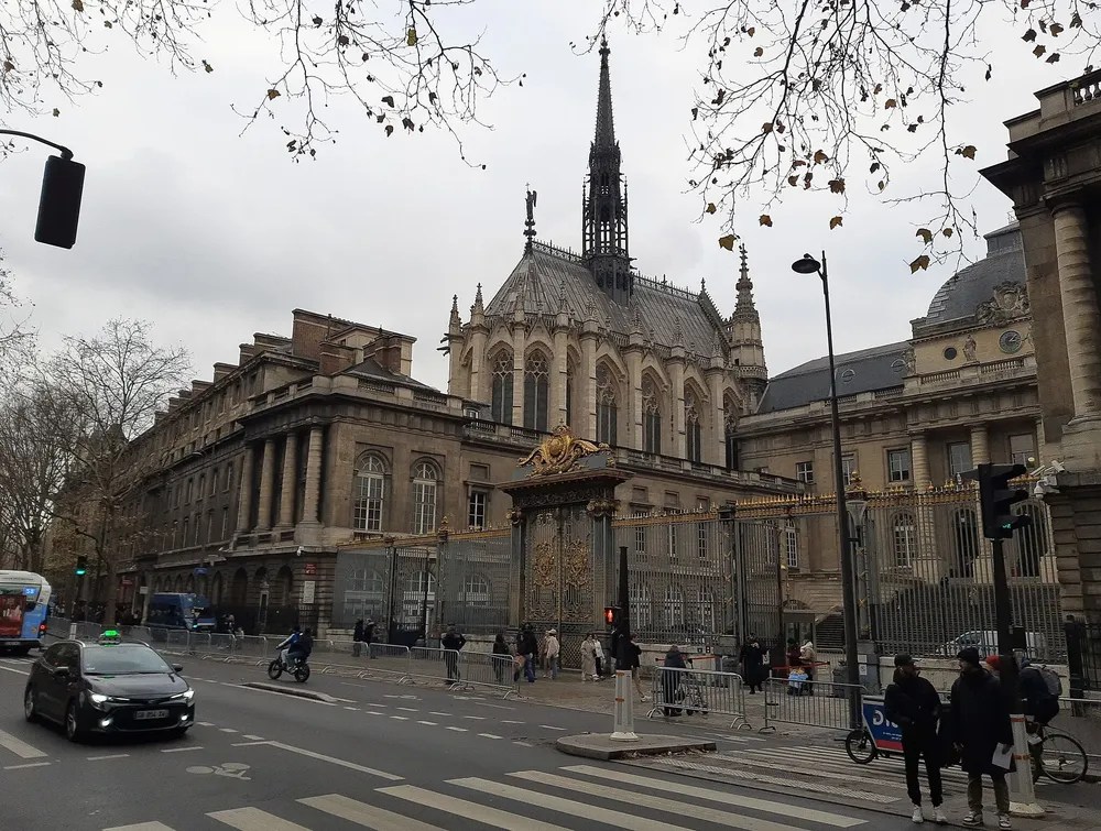 Sainte-Chapelle, vista desde la calle, París, Francia