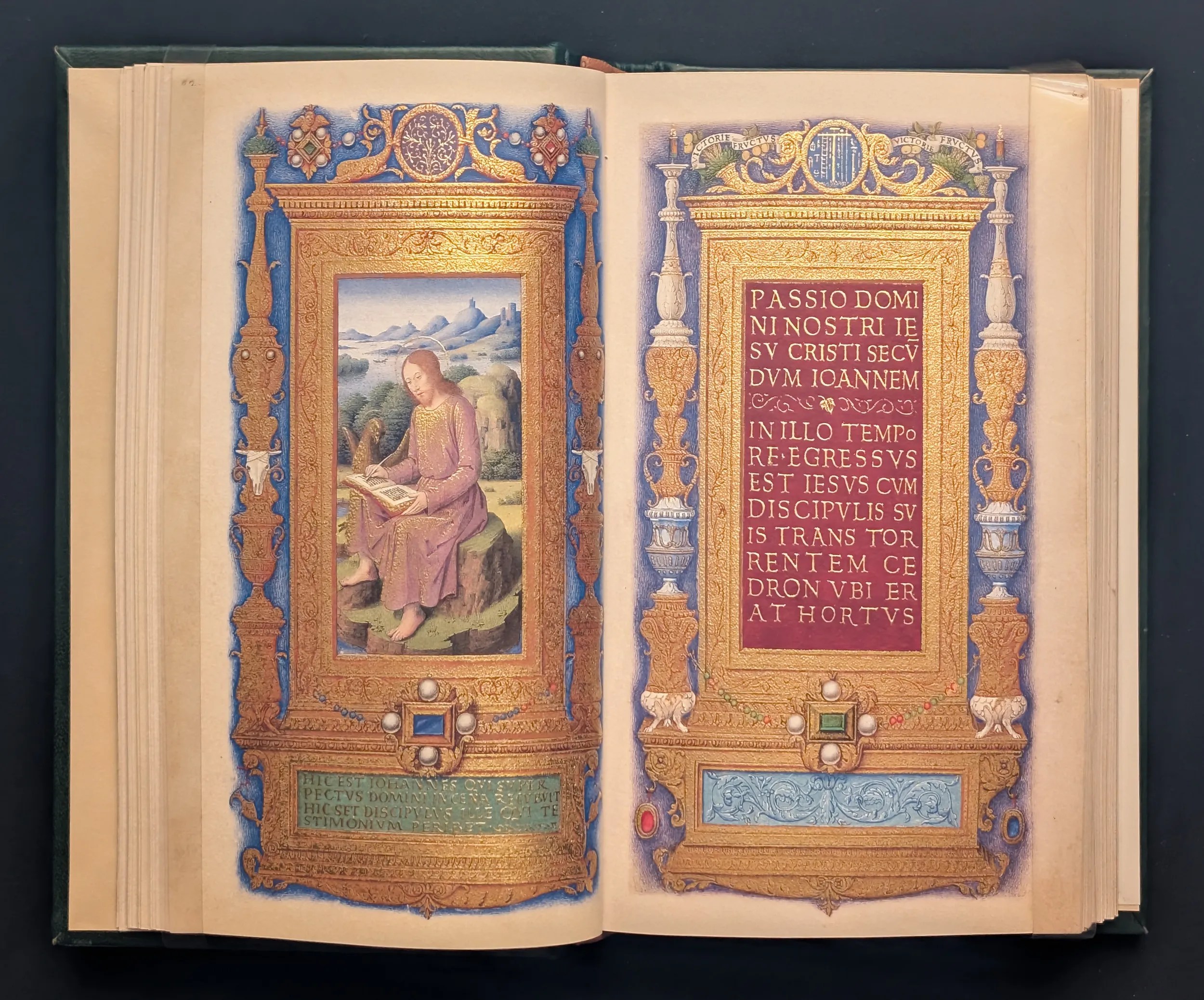 Folios. 62-63. San Juan Evangelista en Patmos, página íncipit decorada