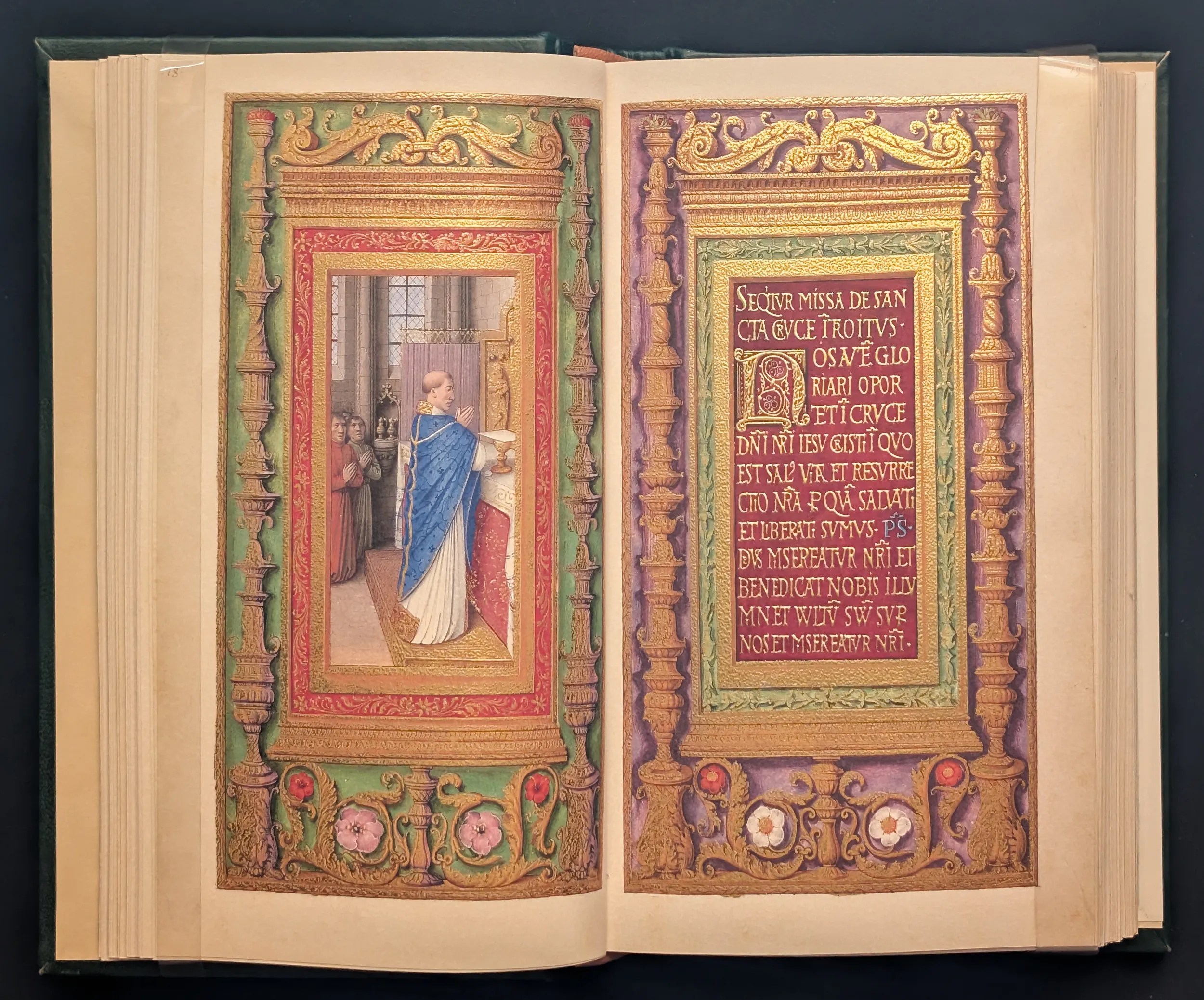 Folios. 78-79. Sacerdote celebrando misa y fieles asistiendo a la liturgia, página íncipit decorada