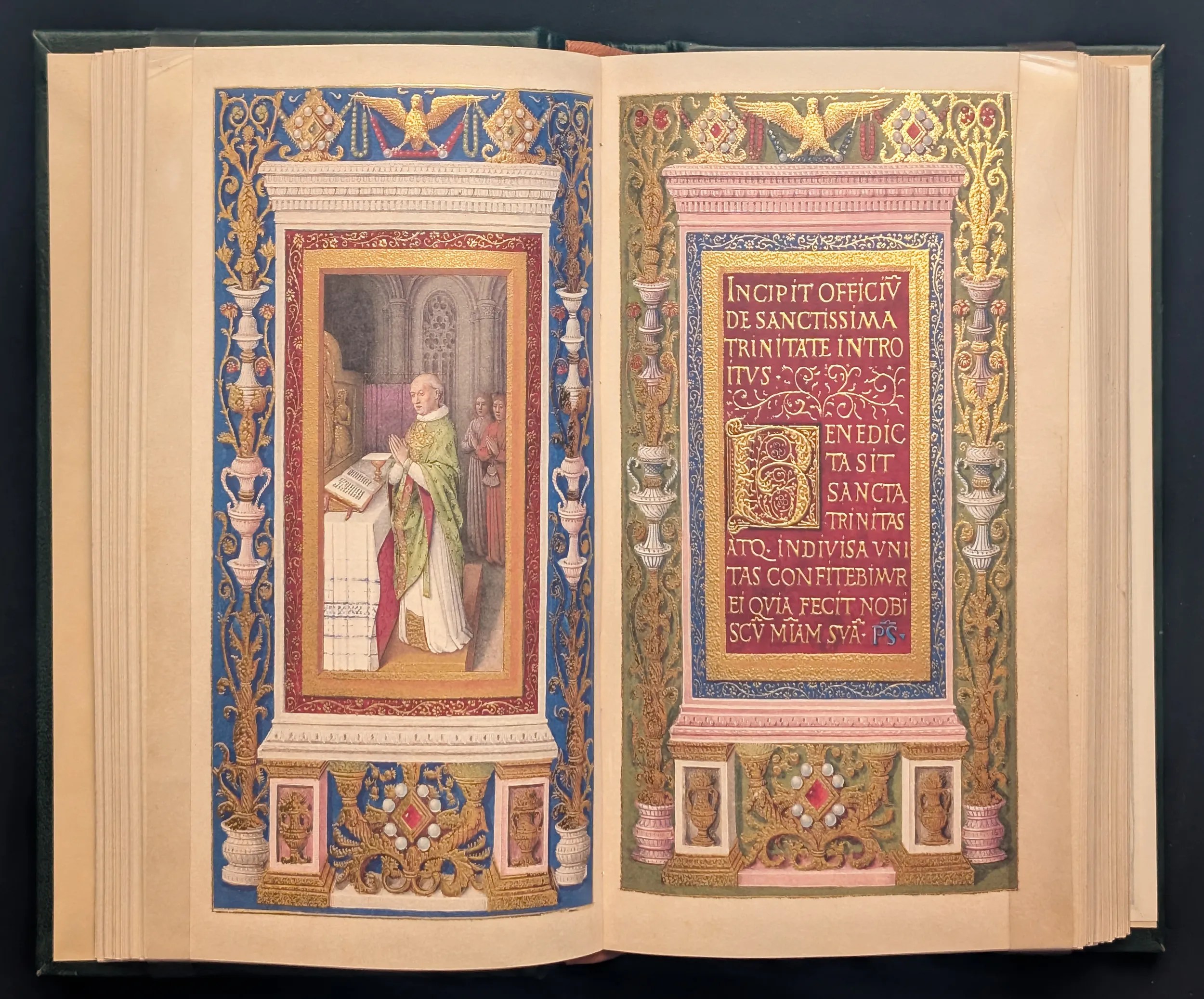 Folios. 88-89. Sacerdote celebrando misa y fieles asistiendo a la liturgia, página íncipit decorada