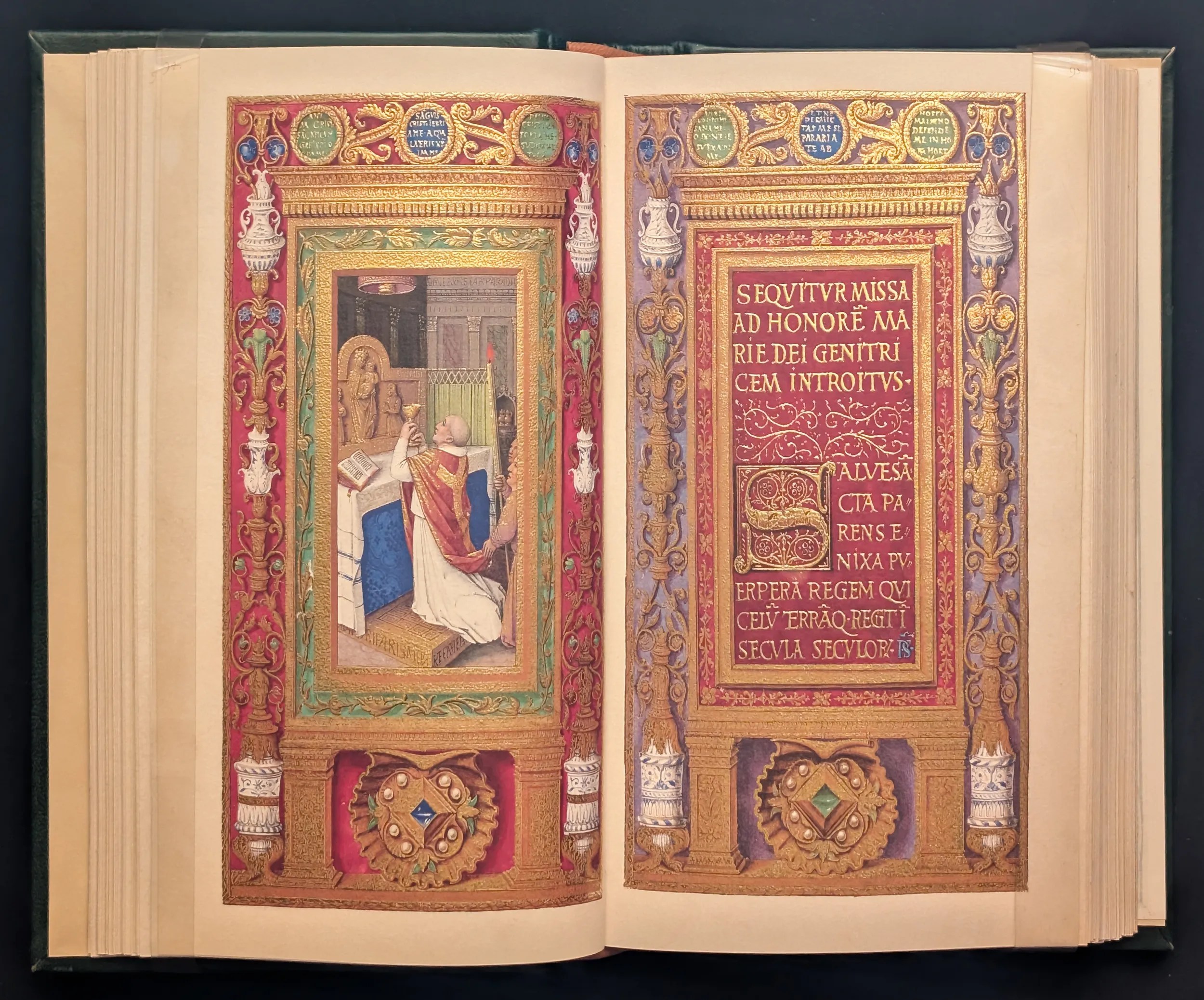 Folios. 94-95. Sacerdote arrodillado ante el altar celebrando misa, página íncipit decorada