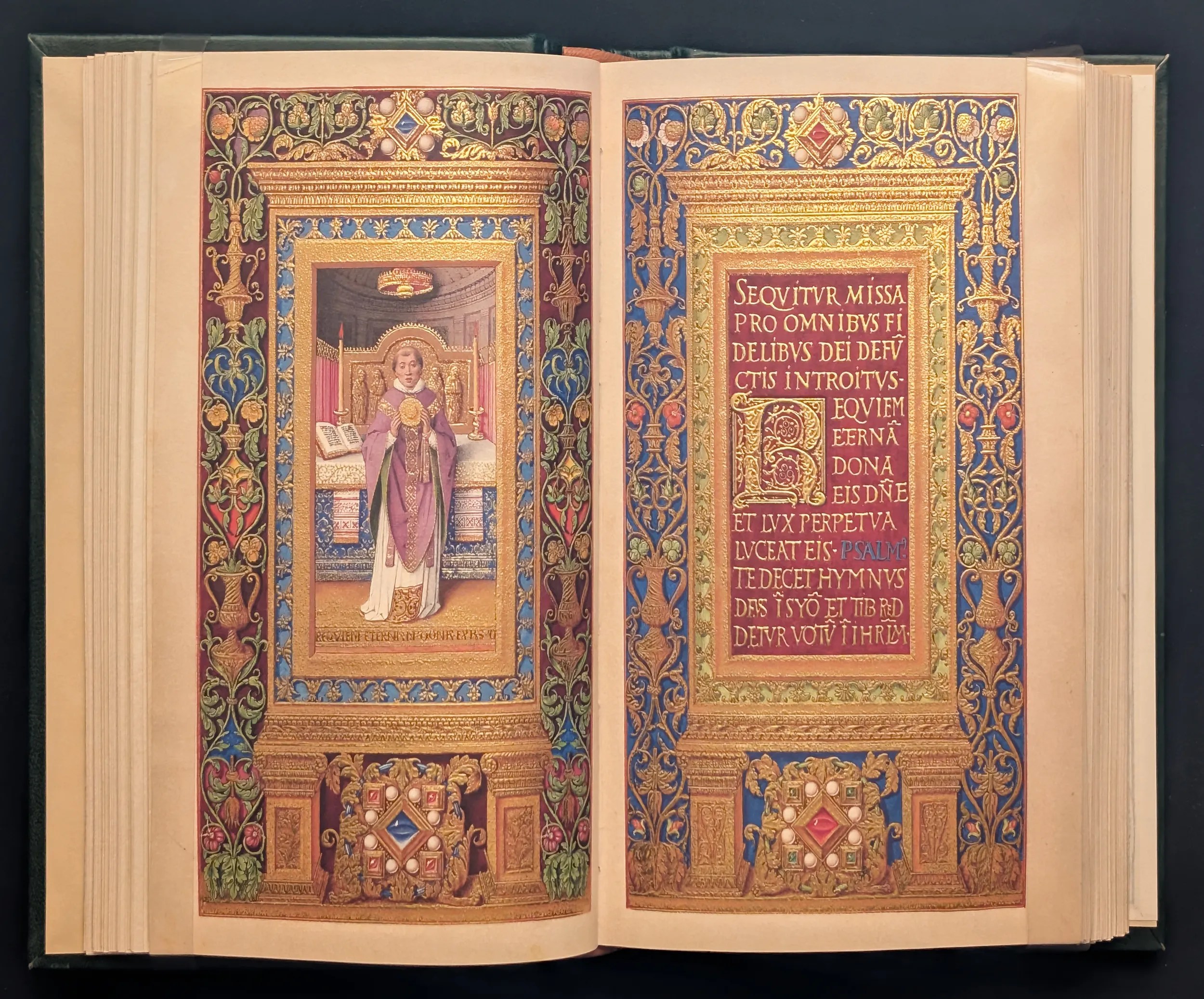 Folios. 100-101. Sacerdote de espaldas al altar levantando la patena, página íncipit decorada