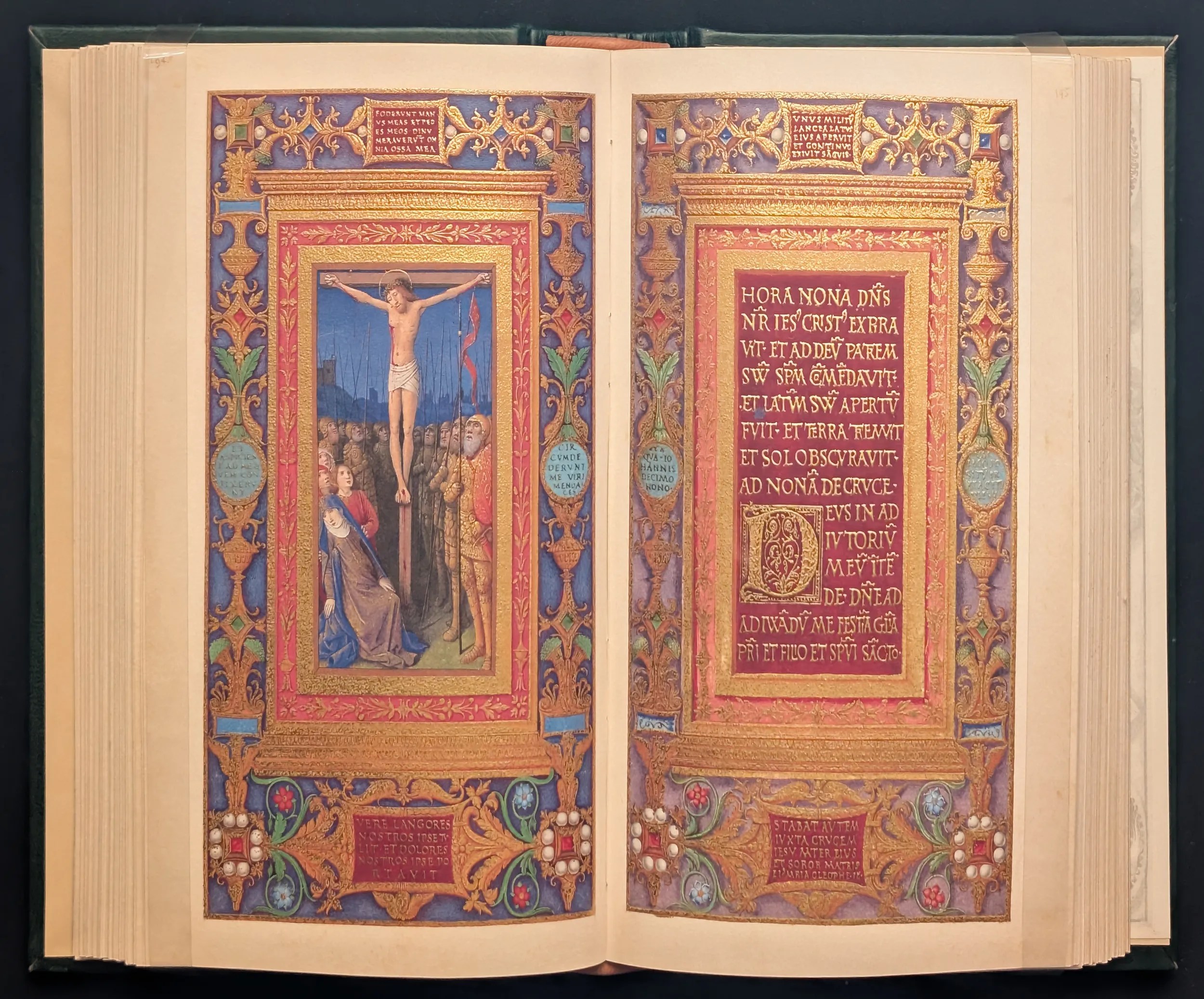 Folios. 194-195. La Crucifixión. Hora nona Página íncipit decorada