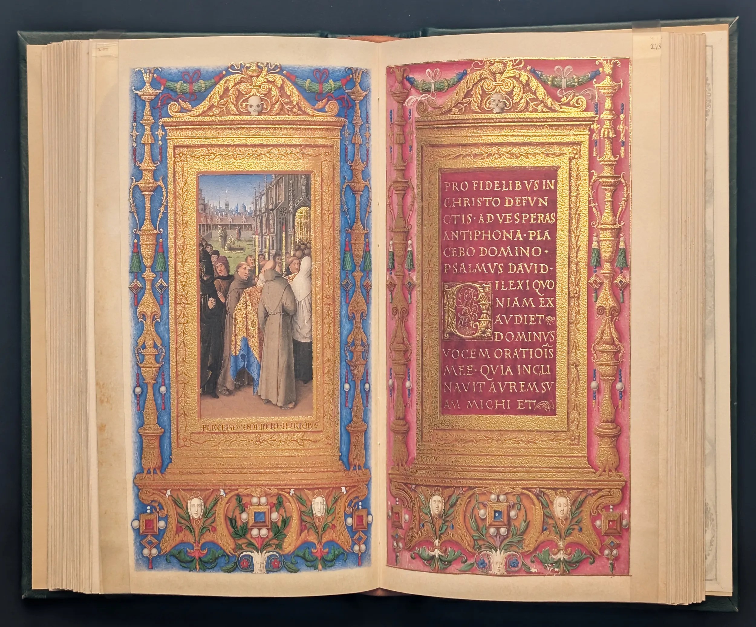 Folios. 242-243. Procesión fúnebre. Página íncipit decorada