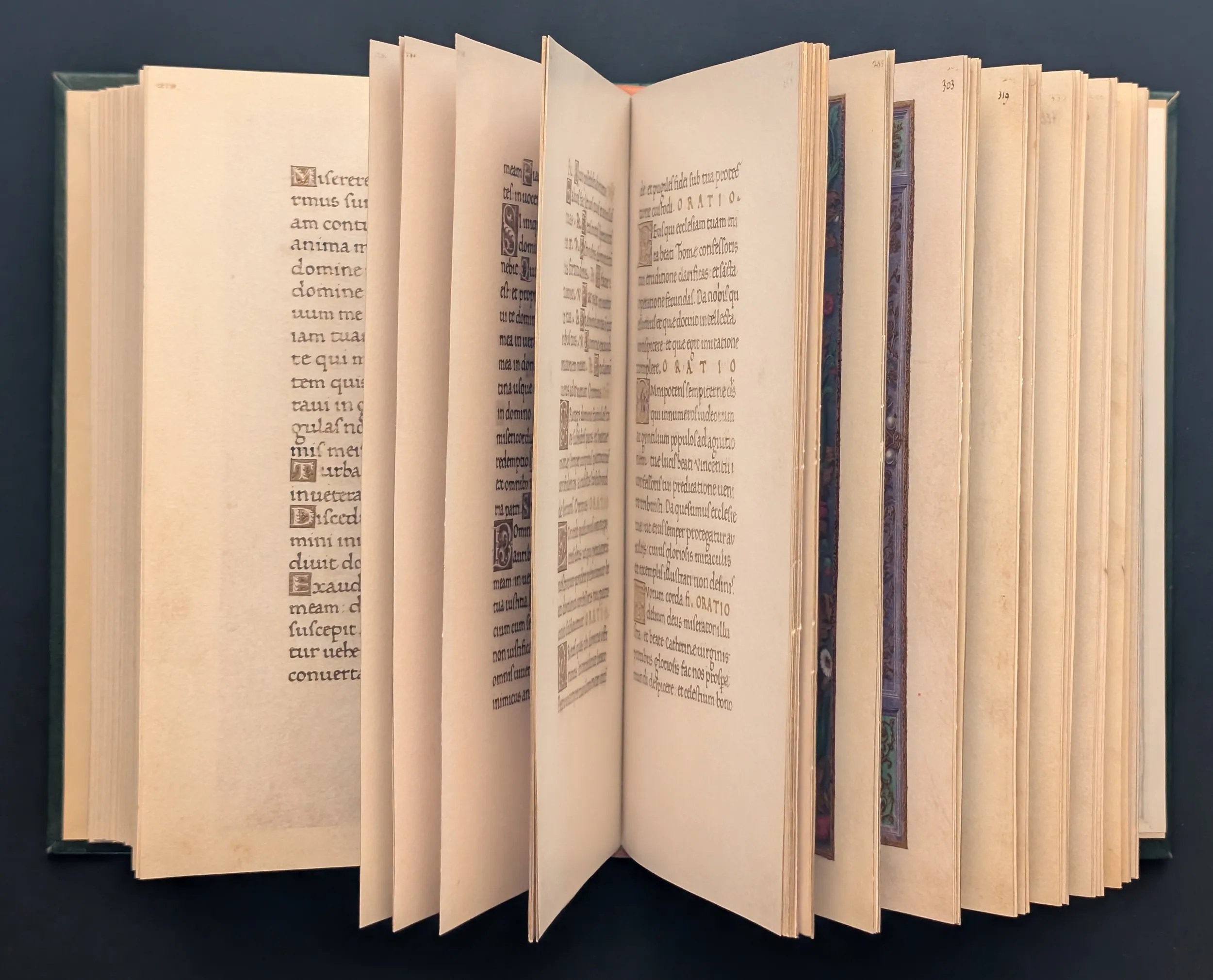 Facsímil del Libro de Horas de Federico de Aragón abierto