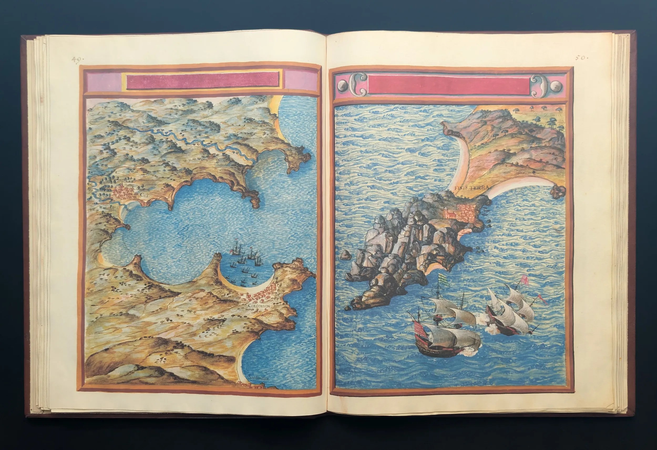 Izquierda: Corcubión, Derecha: Finisterre