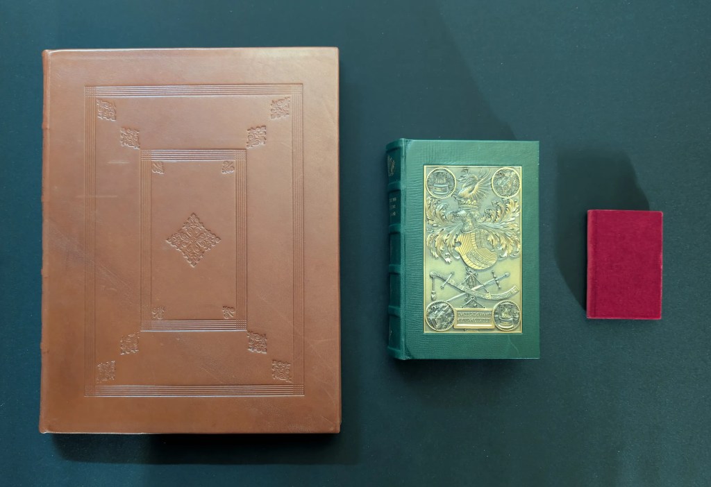 Imagen de la comparación de tamaño: Atlas de Pedro Texeira - Libro de Horas de Federico III de Aragón - Libro de Oraciones de Ana de Bretaña