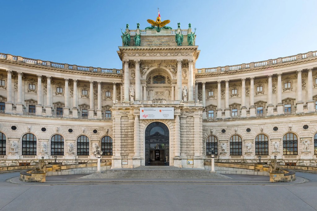 Imagen de la Fachada de la Biblioteca Nacional de Austria (acceso a las salas de lectura), Viena.