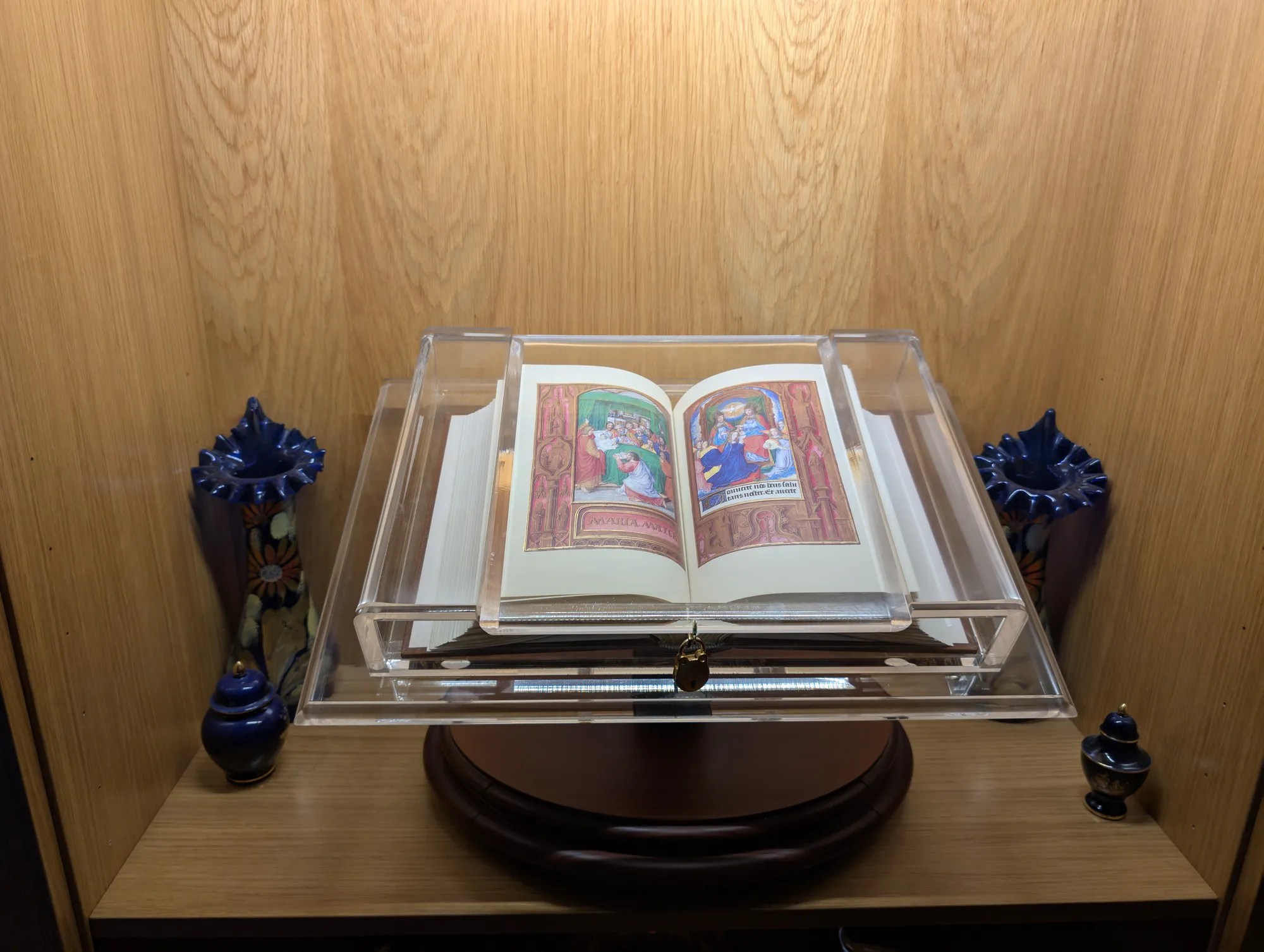 Fotografía del Libro de Horas de Juana I de Castilla en un expositor