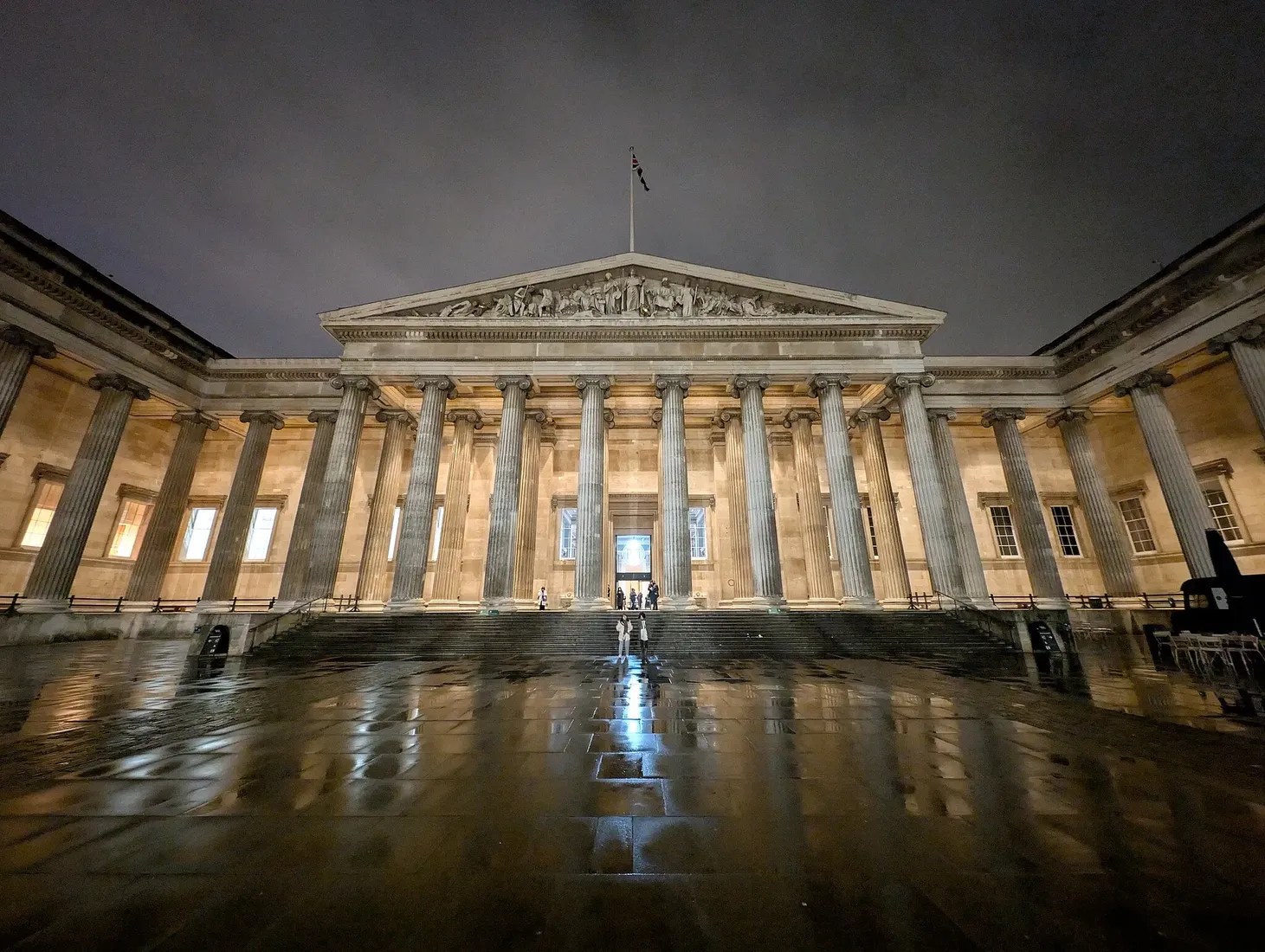 Fotografía nocturna del exterior del British Museum, Londres, Reino Unido