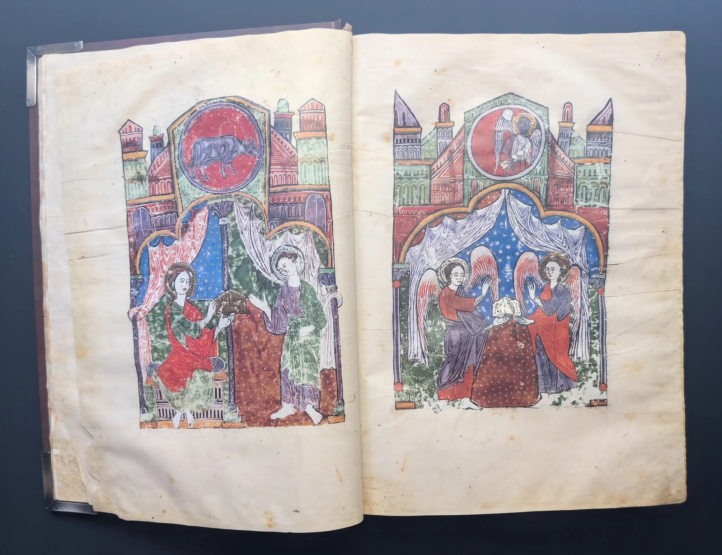 Folio 4v – El Evangelista Lucas llevando los Evangelios, Folio 5 – Dos Ángeles llevando los Evangelios