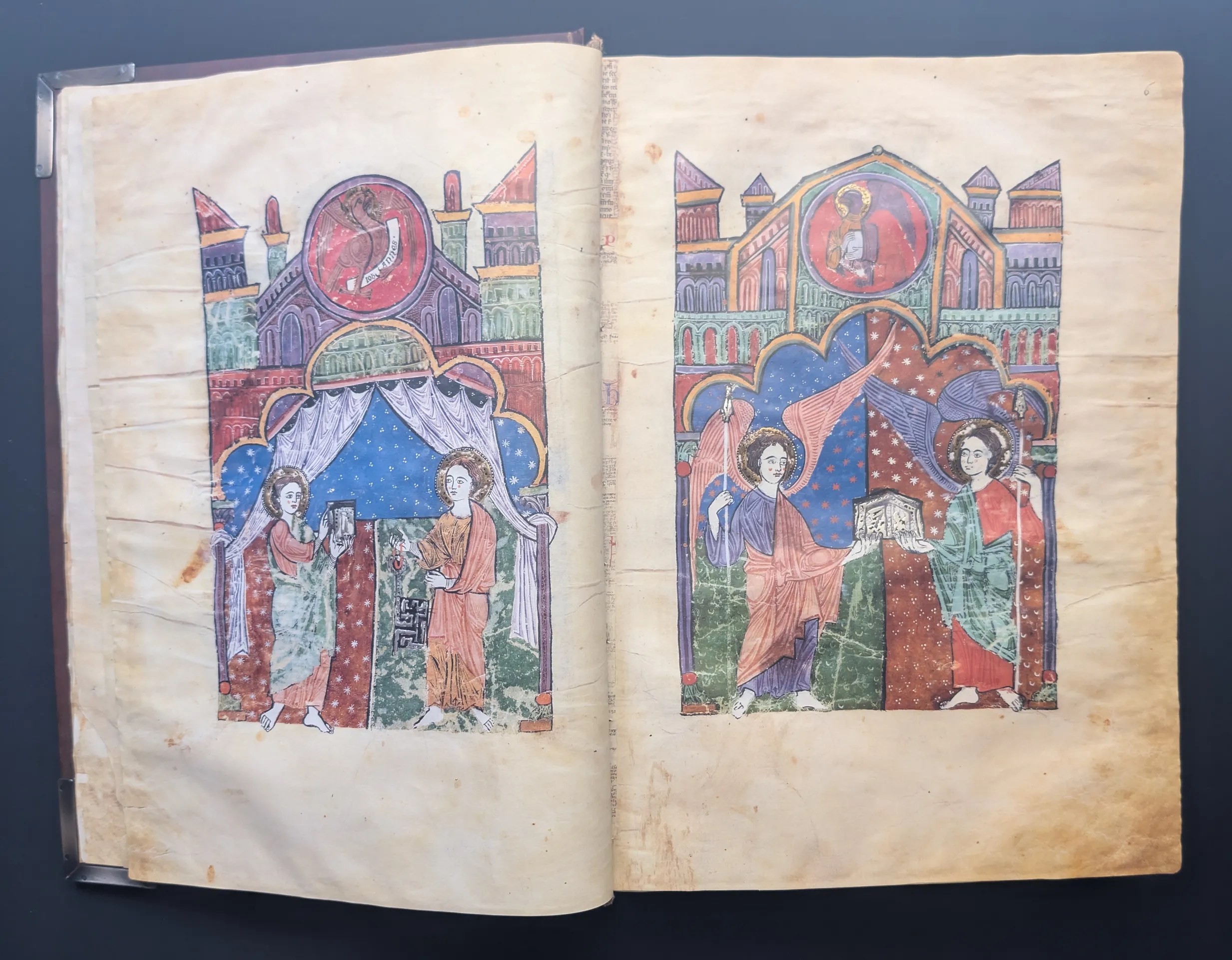 Folio 5v – El Evangelista Juan y un Testigo (Pedro), Folio 6 – Dos Ángeles llevando los Evangelios