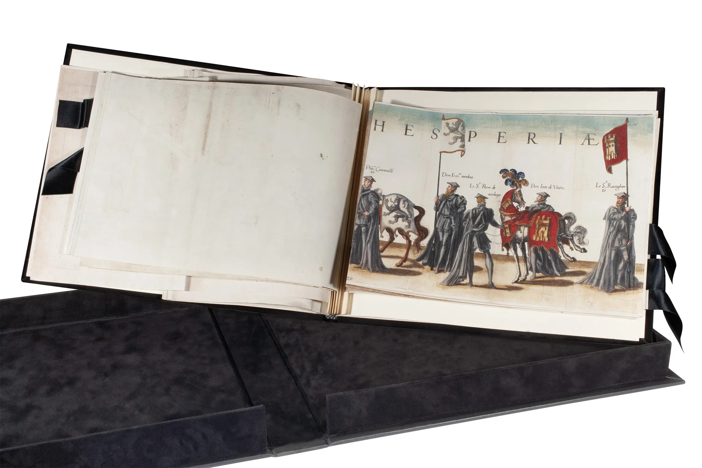 Facsímil abierto sobre el estuche, con la vista de los estandartes de León y Castilla